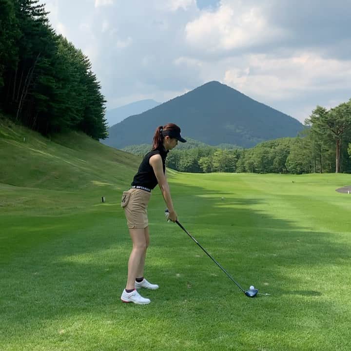乙幡紗紀のインスタグラム：「・ 郡山熱海カントリー倶楽部の最終ホール。 山に向かってナイスショットでたよ🏌️‍♀️✨ めちゃくちゃ褒めてくれる @koukenoa.golf 😆🙏 #終わりよければすべてよし  #golfstagram #golf#golfswing  #golfgirl #ゴルフ#ゴルフ女子  #ゴルフスイング  #v12 #v12golf #mutagolf #muta #郡山熱海カントリー倶楽部」