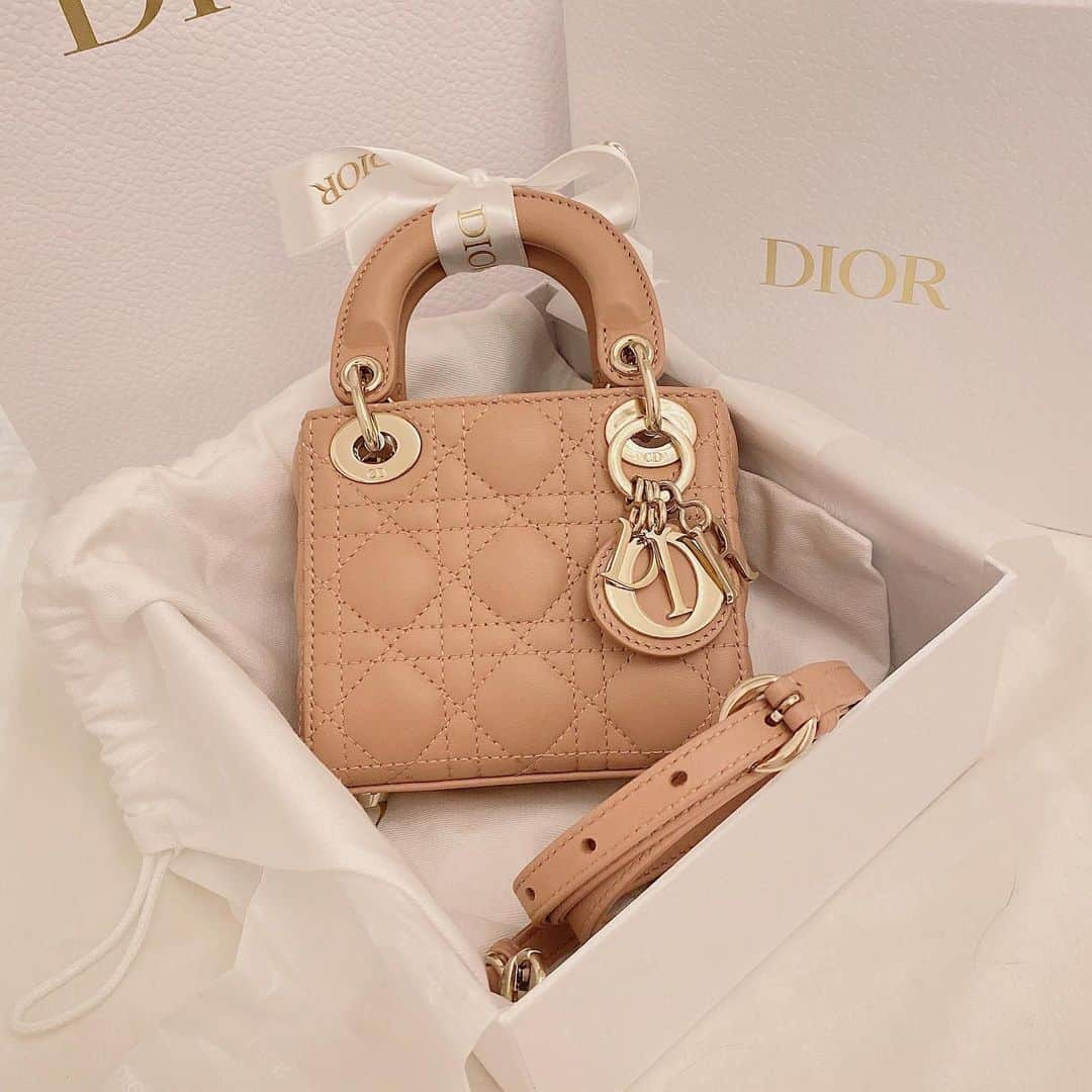 ひなたまりんのインスタグラム：「自分への誕生日プレゼント🎁 マイクロちゃんにした💓 ちょーかわいい🥰 #dior #ladydiormicro #ディオール #レディディオール」