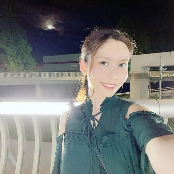 のインスタグラム：「人が来ない＆照明があるという 自撮りに最適な道を見つけました✨  夜のお散歩もいいものだ  #春名風花 #散歩 #月」