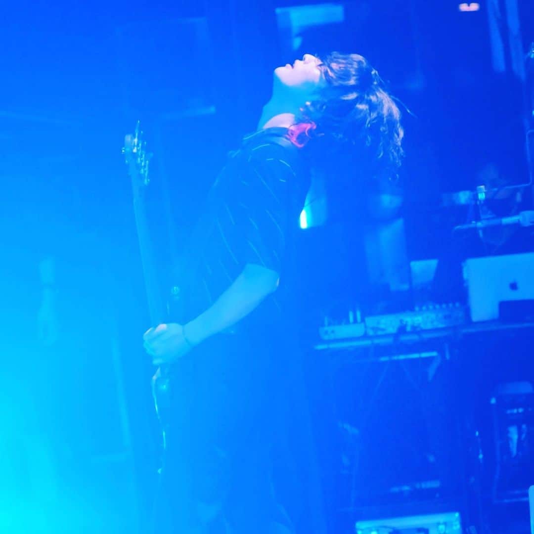 磯部寛之のインスタグラム：「Thank you Sapporo. Definitely one of the greatest nights. I stand on stage to entertain you, and to be entertained by you. I believe that the circulation of enormous amount of energy brings so much fun to both of us. See you all again. Hiro 札幌ありがとう。ここまでで最高な夜の１つになりました。バンドでもって皆を楽しませ、そしてそんな皆を見てまた自分も楽しくなるって循環がたまらなく気持ち良くて、ステージに立っているのだなと。改めて。また必ず会いましょう。ひろ #alexandros #tour #aleatorictomatotour2021 #sapporo #札幌 #zeppsapporo #day2」