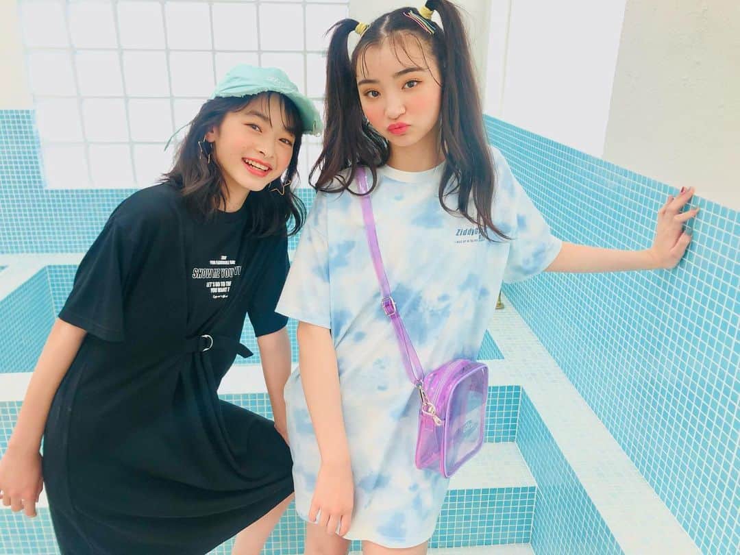 ニコ☆プチのインスタグラム：「💧💧  ゆるふわ美人コンビの めいめりい😉😉🤍  Tシャツワンピおすすめです🙆🏻‍♀️💓 ブルーで涼しげな写真~~🎐  #滝口芽里衣  #本多萌愛」