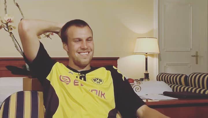 ケヴィン・グロスクロイツのインスタグラム：「Schönes Wochenende, Fische 💪🏻🐟💯🖤💛 #oldbutgold」