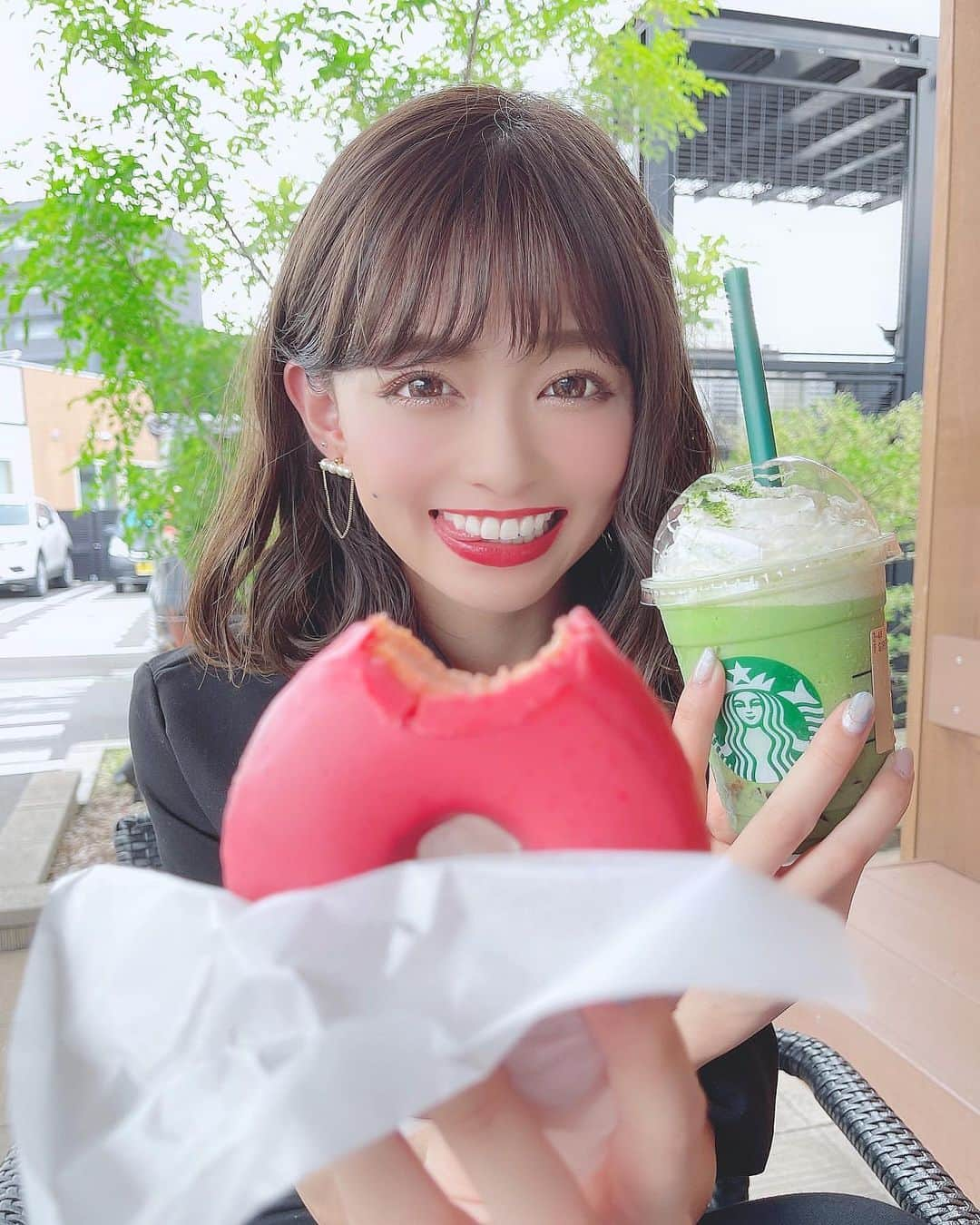 美女美容事情さんのインスタグラム写真 - (美女美容事情Instagram)「《一緒にドーナツ❤️♬🍩》 *⁠ 今回ご紹介させて頂きますのは!!👀❤︎⁠⠀ りなてぃーさん< @rinatea_25 >の素敵なお写真📸⁠⠀⁠⠀⁠⠀⁠ *⁠⠀⁠⠀⁠⠀⁠⠀ 彼女感あふれるりなてぃーさんと一緒にドーナツ♪♪🍩 明るい笑顔が可愛くて癒されますね☺️💕 *⠀⁠⠀⁠⠀⁠⠀⁠⠀ りなてぃーさん< @rinatea_25 > ⁠⠀⁠⠀⁠⠀ 素敵な投稿ありがとうございました☺️📸✨ *⠀⁠⠀⁠⠀⁠⠀⁠⠀ りなてぃーさんのアカウントには他にも素晴らしい投稿が沢山ありますので是非覗いてみてくださいね💁‍♀️💙⁠⠀⁠⠀⁠⠀⁠⠀ *⠀⁠⠀⁠⠀⁠⠀⁠⠀ △▼△▼△▼△▼△▼△▼△▼△▼△▼ ⁠⠀⁠⠀⁠⠀ ❤🧡💛「美女美容事情」💚💙💜⠀⠀⠀⠀⠀⠀⠀⠀⠀⠀⠀⠀⠀⠀⁠⠀⁠⠀⁠⠀⁠⠀⁠⠀ 👇掲載ご希望の方は👇⠀⠀⠀⠀⠀⠀⠀⠀⠀⠀⠀⠀⠀⠀⠀⁠⠀⁠⠀⁠⠀⁠⠀⁠⠀ @b_b_j.jタグ付けと🖤 # ビジョビ ⁠⠀ 🖤タグ付けお願いします✨⠀⠀⠀⠀⠀⠀⠀⠀⠀⠀⠀⠀⠀⠀⠀⁠⠀⁠⠀⁠⠀⁠⠀⁠⠀ △▼△▼△▼△▼△▼△▼△▼△▼△▼ ⁠⠀⁠ #ドーナツ #カフェ #カフェ女 #彼女感 #デート風 #デートなうに使っていいよ ⁡#ファッション #merue #メルエ #カラコン #ootd #outfit #coordinate #fashion #コスメ好き  #自まつ毛メイク #りなてぃー ⁡」7月24日 17時59分 - b_b_j.j