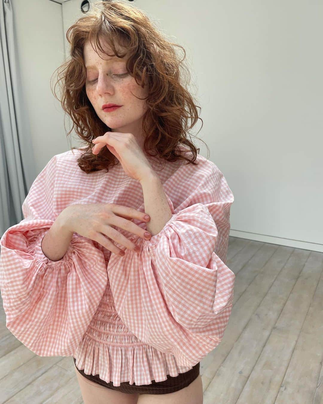 まつだみらいのインスタグラム：「the Madeleine club 🐈 by rihka  今回のcollectionほんとにほんとに可愛いんです。  これは私がiPhoneで撮った撮影オフショットです。  （1枚目/coussinet,2枚目madeleine,3枚目lily）  HPや公式アカウントにて、 素敵な写真もご覧いただけますので、 是非！🐈  明日の夕方17:00に @rihka_official アカウントで お色味を見ていただけるとinstalive させて頂きます✨ 四連休のラストに皆さんにSNS上ではありますが、 お会いできることを楽しみにしております☺️」