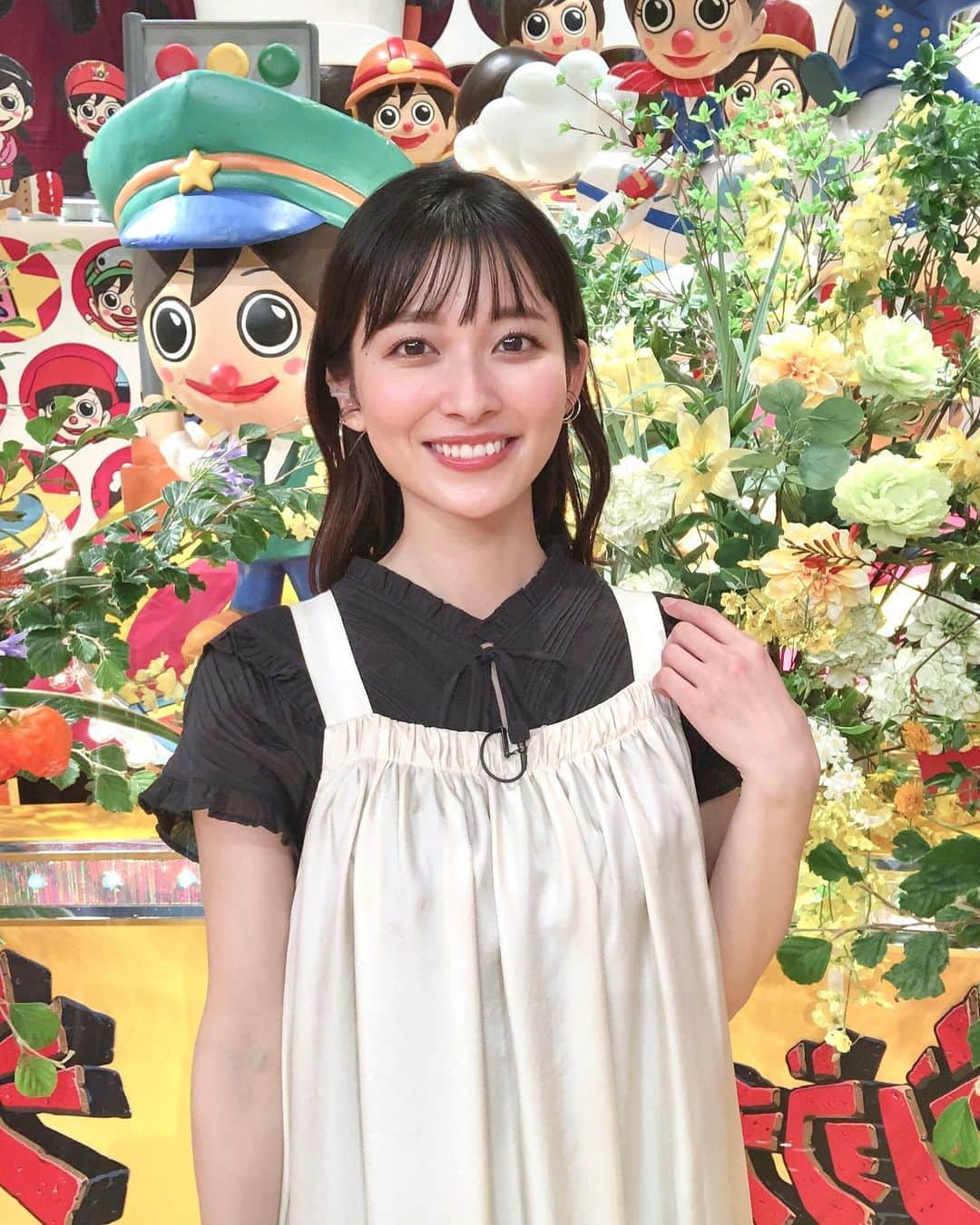 山本里菜さんのインスタグラム写真 - (山本里菜Instagram)「. 今夜19:00〜の 「ジョブチューン』は  ミニストップvs超一流パティシエ ジャッジ企画🍩🍰🍦  一流イタリアンシェフ達によるパスタソースアレンジバトル🍝  ぜひご覧ください☺️❤️  衣装 tops  ViS one-piece  Ameri VINTAGE shoes  DIANA  #ジョブチューン　#ミニストップ　#パスタアレンジ　#バトル　#ジャッジ　#ヘアアレンジ　#衣装　#山本里菜」7月24日 18時06分 - rinayamamoto_0622