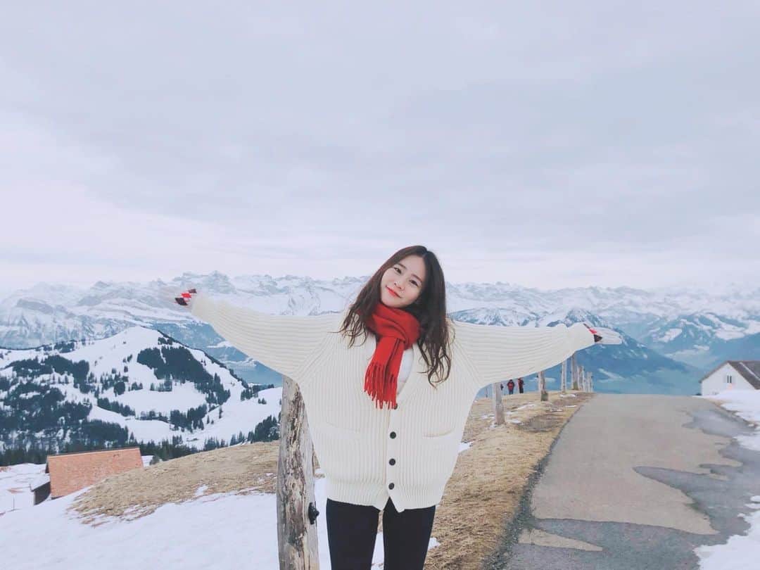 ハン・スンヨンのインスタグラム：「축하하구! 고맙구 #birthday #debut #anniversary #오늘이랑은전혀상관없는사진입니다만  #시원한눈보시라구」