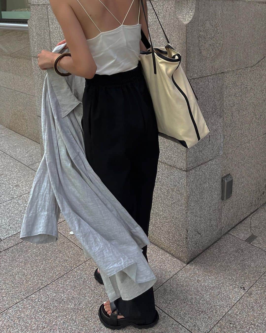 のインスタグラム：「背中赤い🍅  お誕生日にプレゼントしてもらった 👡が可愛すぎる🤷🏼‍♂️  #夏コーデ」