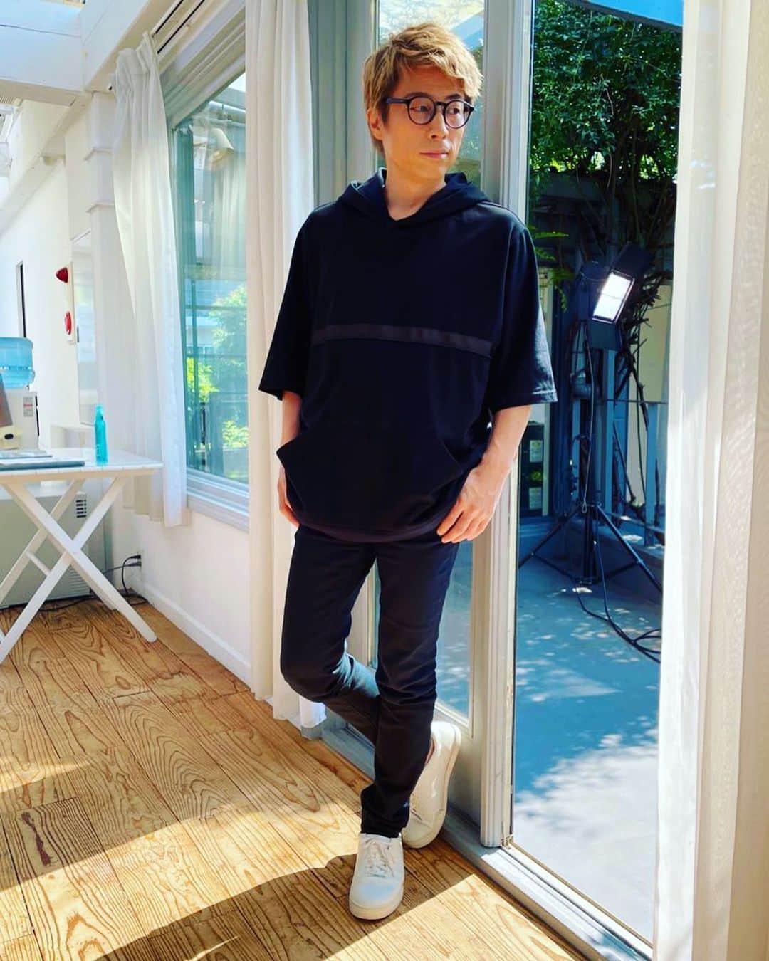 田村淳のインスタグラム：「新しいアイテム atsushimegane× N’enuphar 神戸発 “未完成” をテーマとする、 モードカジュアル ユニセックススタイル N’enupharとのコラボレーションアイテム  清潔感×着心地×らくちん 兼ね備えてますので このパーカーに黒いパンツ合わせれば それだけでファッションは整います^_^」