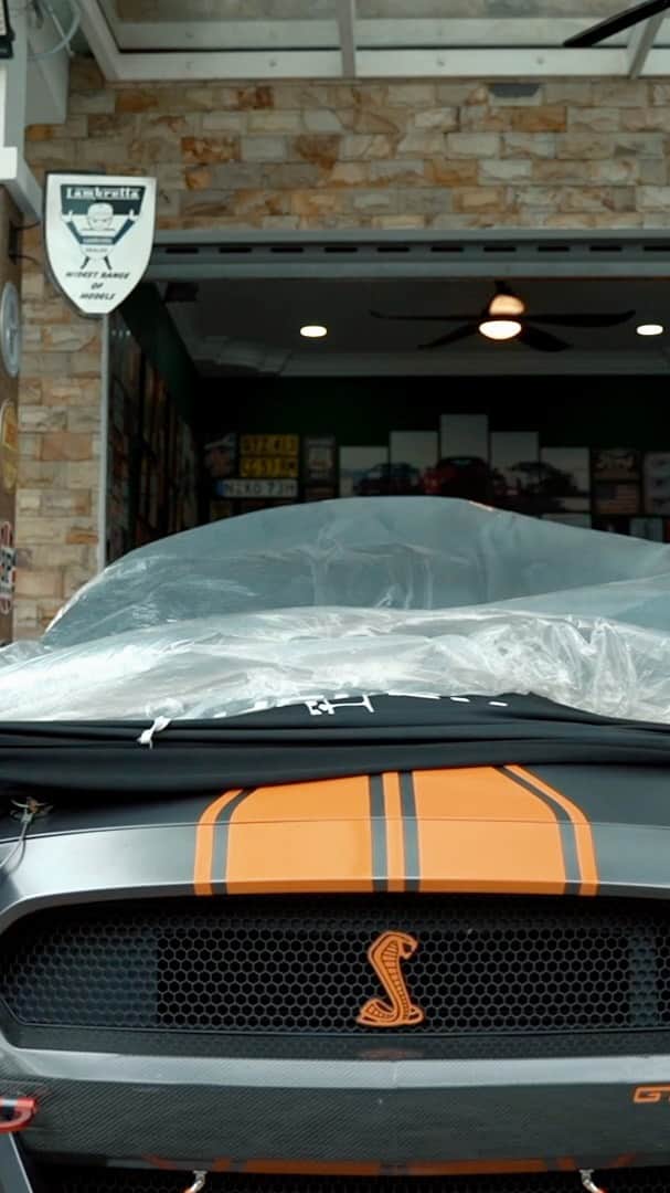 のインスタグラム：「Banyak betul koleksi kenderaan Wak Doyok ni.. sampai zaman jepun pun Wak ada. (Kereta dia boleh masuk Fast & Furious rasanya)😂 . . . . . . . . https://hqpakmat.wasap.my/」