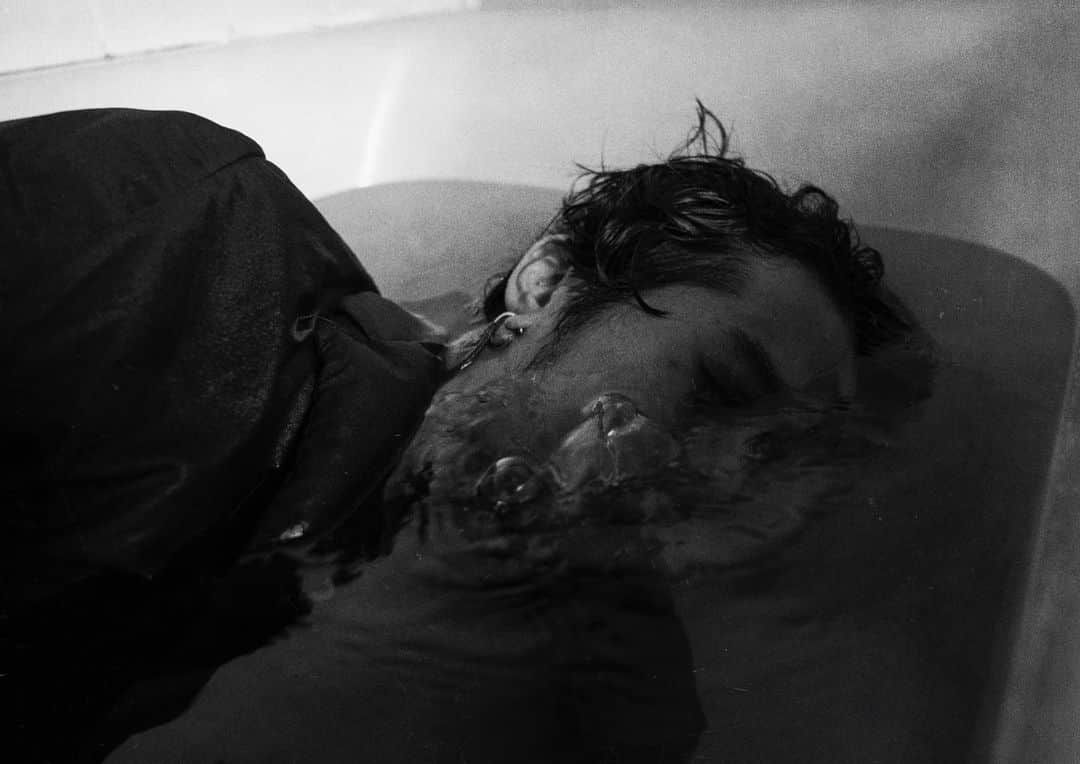 のインスタグラム：「今後のツアーや作品準備のため, 夏の一連のリリースについては音楽番組等々でのプロモーション活動を致しませんので皆さんの口コミに頼ります🙇🏻‍♂️(大他力本願スタイル)  ㅤ ㅤ Photo: @tomoyuki_kawakami  Hair: @rr_takai_  Styling: @shoheikashima」