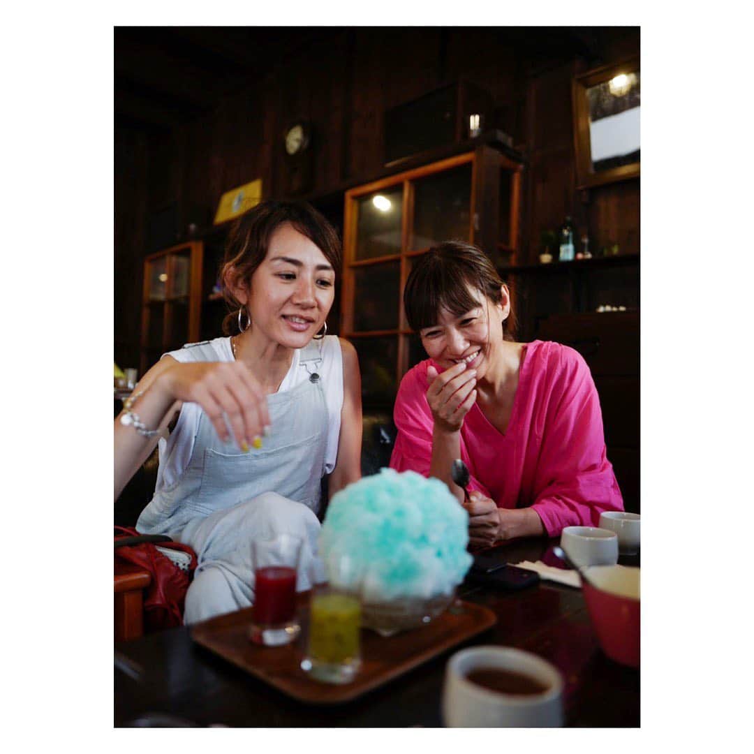 土井地恵理子のインスタグラム：「・ @nanakofujisaki のhometownに。  かき氷最高🍧 いい夏の日。  #summer #かき氷 #やたら楽しそうな私たち😂」