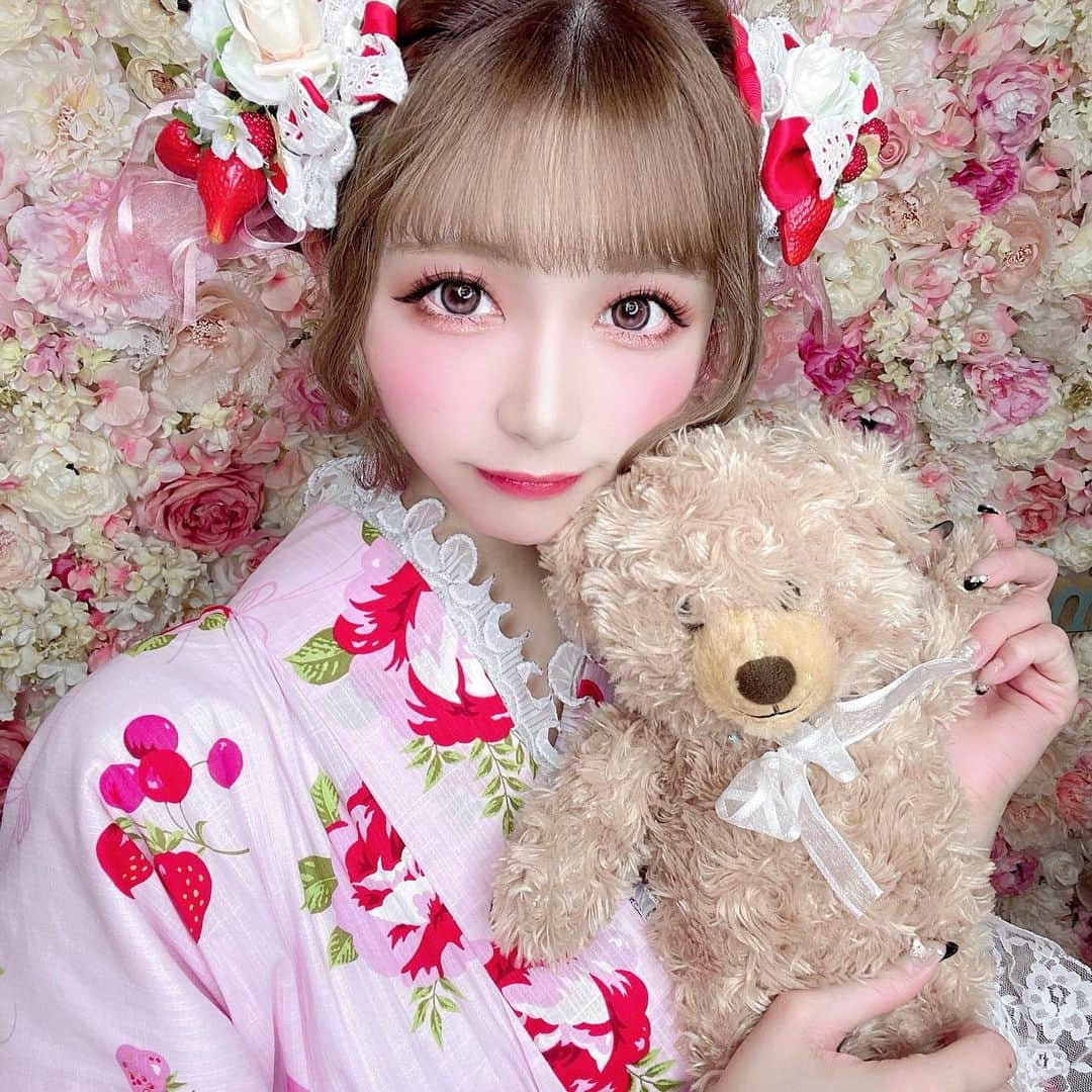 あやちゃんさんのインスタグラム写真 - (あやちゃんInstagram)「ピンも載せるねーん💗🍓☁️ ヘッドアクセもイチゴなの おかわ過ぎるんよ🥺🥺 他にも女の子が好きな浴衣沢山あったから是非行ってみて😍💗 @asakusa_omotenashi   夏っぽいこと沢山したいな🥰  #浴衣 #浴衣ヘアアレンジ #浴衣女子 #浴衣女子 #浴衣デート #浴衣ヘア #浴衣コーデ #双子コーデ #おそろコーデ #ヘアセット #浅草 #浅草カフェ #浅草浴衣 #浅草着物 #浅草食べ歩き #浅草着物レンタル #浅草デート #着物ヘア #着物レンタル #浴衣レンタル #浴衣ヘアセット #ピンク浴衣 #いちご姫 #雷門 #浅草観光 #浅草寺 #浅草寺雷門 #ロリータファッション #ロリータコーデ #量産型コーデ」7月24日 18時54分 - aya.you.love.r