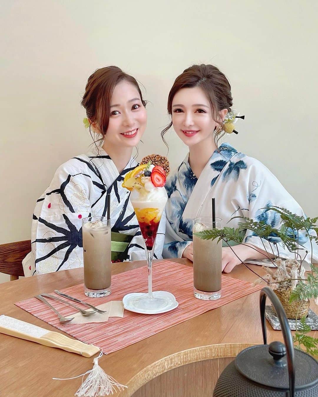 のインスタグラム：「🎐 𝑌𝑈𝐾𝐴𝑇𝐴 ・ 浴衣女子会🍡 ずっと気になっていたくくりひめの 嫁入りパフェを頂いてきました🍧 ・ 浴衣はいつもお世話になっている愛和服さんです🎐 お着物や髪飾りが驚くほど種類豊富で 高品質なものはがりで、着付けやヘアセットも 心を込めて仕上げて下さるんです✨ スタッフの皆様の素晴らしいホスピタリティに 毎回感動しています🥺💕いつもありがとうございます💓 ・ 今回はさきちゃんと色味を合わせて涼しげなホワイトで 大人色っぽくコーディネートして頂きました🎐 素敵でしょ？🍡 この日は灼熱で体力を奪われる暑さでしたが、 さきちゃんの笑顔と優しさに救われた1日でした🥺✨ いつもありがとう💐💕 ・ ■浅草着物レンタル愛和服3号店 / @aiwafuku  東京都台東区花川戸1-11-1 都営浅草線 浅草駅 A5番出口から左へ 徒歩4分 銀座線 浅草駅 5番出口から右へ 徒歩2分 ・ ■くくりひめ珈琲 / @kukurihime_coffee  東京都台東区浅草１丁目18-8 雷門から徒歩1分 ・ ・ #浅草カフェ  #浅草着物レンタル  #浅草愛和服  #くくりひめ #浴衣」