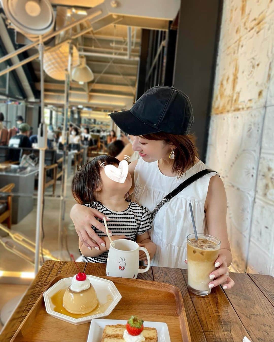のインスタグラム：「・ お気に入りの娘と見つめ合ってる写真❤️ #きょうのわたちたち👩‍👧」