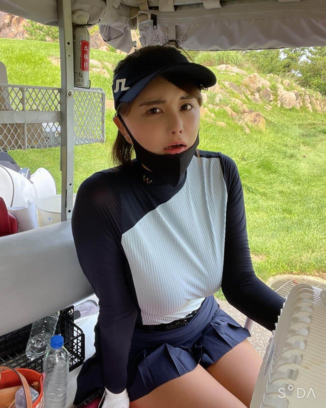 リュ・ジヘのインスタグラム：「날씨 실화냥ㅋ 표정봨ㅋㅋㅋ 오늘 82개 쳤당👀🙊🎶  언니는 77개라 적어주셨지만 나는 안당 찐 싱글을 쳐보고 싶당!😁  그때 싱글패 꼭 해야지🐸🐸  #골프스타그램  #골프웨어  #와이드앵글 #옴닉스골프 #시다스인솔 #제트원골프공」