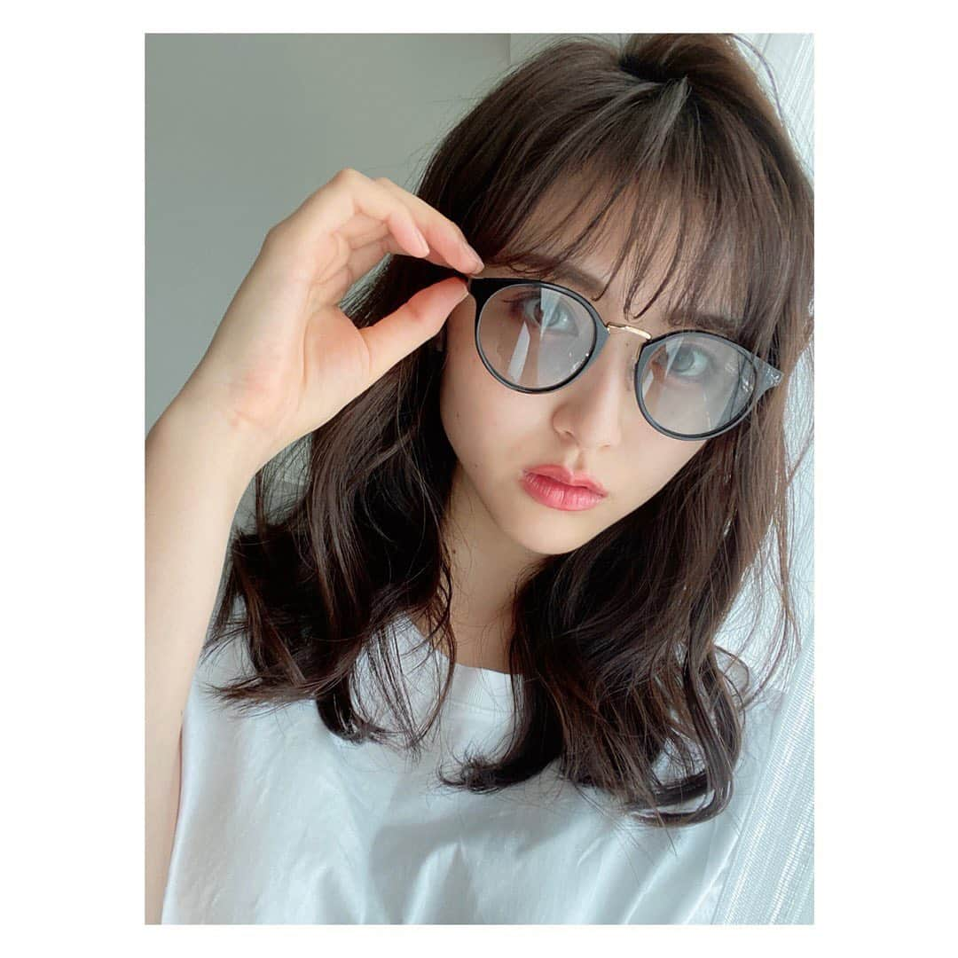 中野優香さんのインスタグラム写真 - (中野優香Instagram)「@soleil_jewelry1995 さんのサングラス🕶  目の色素が薄くて夏は日光で目がすぐ痛くなっちゃう…  ずっとサングラスがほしくて、でもなかなかピンとくるものがなくて買えずにいたところ！  @soleil_jewelry1995 さんのサングラスを発見✨🥺  サングラスってかけると印象が強くなりすぎたりすると思ってたけど このサングラスはレンズのカラーが絶妙で柔らかい雰囲気になる✨😳  鼻の部分のゴールドのデザインもカジュアルになりすぎずお気に入り🥺  #サングラス#sunglasses#アクセサリー#サングラス女子#サングラスコーデ#夏#夏コーデ#カジュアルコーデ」7月24日 19時55分 - yuuka._.nakano