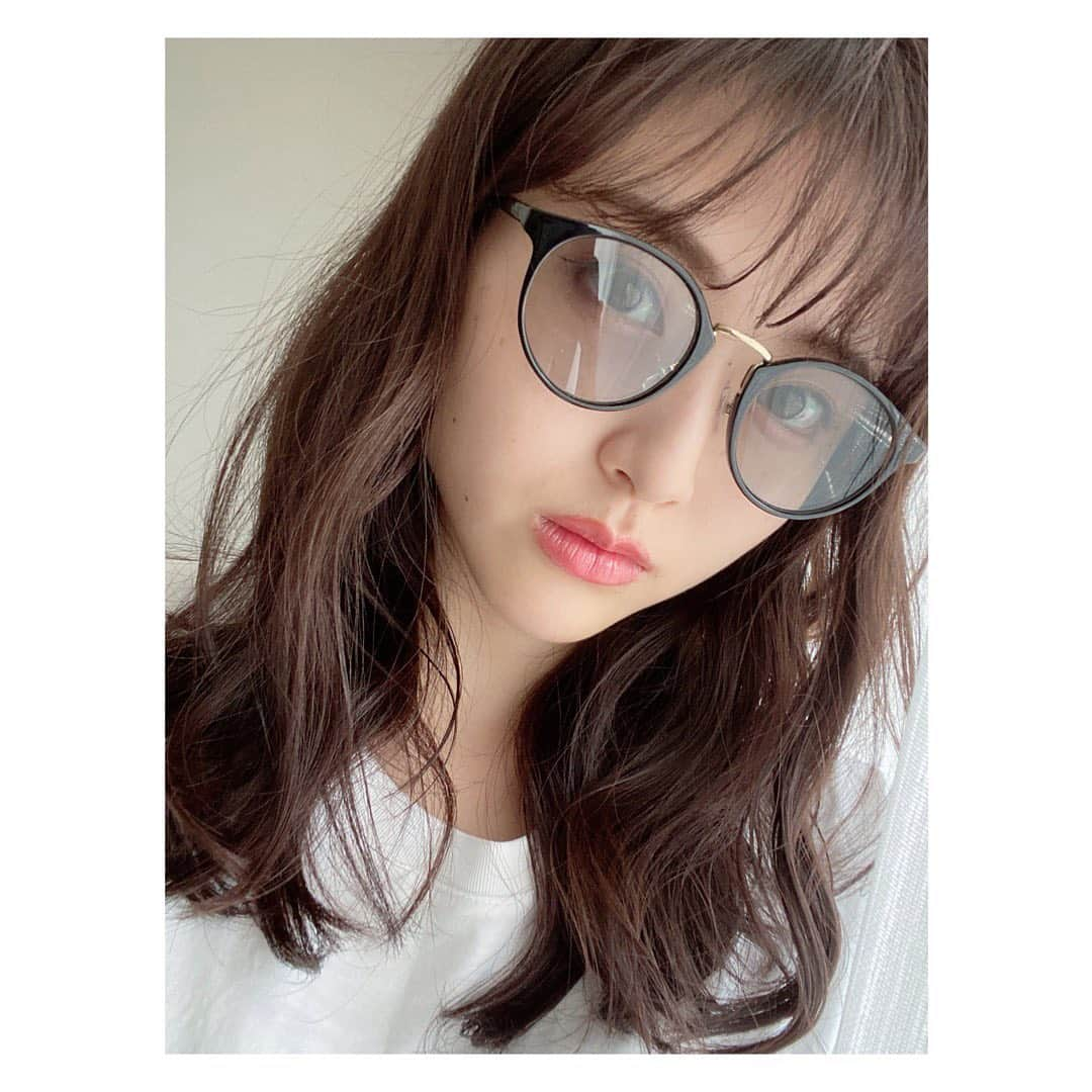 中野優香さんのインスタグラム写真 - (中野優香Instagram)「@soleil_jewelry1995 さんのサングラス🕶  目の色素が薄くて夏は日光で目がすぐ痛くなっちゃう…  ずっとサングラスがほしくて、でもなかなかピンとくるものがなくて買えずにいたところ！  @soleil_jewelry1995 さんのサングラスを発見✨🥺  サングラスってかけると印象が強くなりすぎたりすると思ってたけど このサングラスはレンズのカラーが絶妙で柔らかい雰囲気になる✨😳  鼻の部分のゴールドのデザインもカジュアルになりすぎずお気に入り🥺  #サングラス#sunglasses#アクセサリー#サングラス女子#サングラスコーデ#夏#夏コーデ#カジュアルコーデ」7月24日 19時55分 - yuuka._.nakano