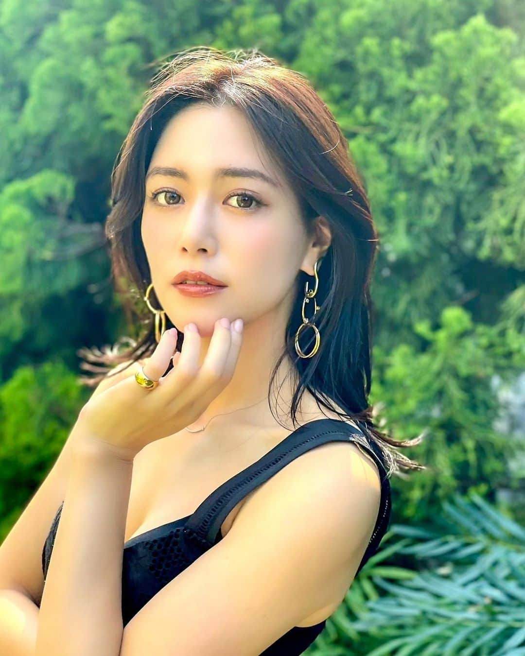 のインスタグラム：「こんばんは❤️ . 今夜は夏のメイクと新しいジュエリーを✨💍✨ . earrings... @tao.collection.official  ring... @aletta_jewelry_official  . ぷっくりしたピンキーリング💕珍しくて可愛いでしょ✨ アクセントになってお気に入り❣️ ブラックコーデにゴールドのアクセってあいますね💛 . メイクは @celvoke.jp の夏限定シャドウに @kate.tokyo.official_jp のリップモンスター💄 @ipsa_jp のリップ美容液で日焼け対策もバッチリ🙆‍♀️ . 東京オリンピックも始まって頑張って欲しいですね✨ 今日もお疲れ様でした💛 . #りなまるメイク #celvoke #セルヴォーク #夏メイク #ピンキーリング #ゴールドアクセサリー #アクセサリー #リング #指輪 #ipsa #イプサ #kate #ケイト #リップモンスター #夏ヘア #コスメ購入品 #カラーメイク #ジュエリー #アクセサリー #jewelry #accessory #japanesegirl #japanese #tokyo2020 #tokyoolympics #olympics #東京オリンピック #東京オリンピック2020 #オリンピック #メイクアップ #メイク好きさんと繋がりたい」