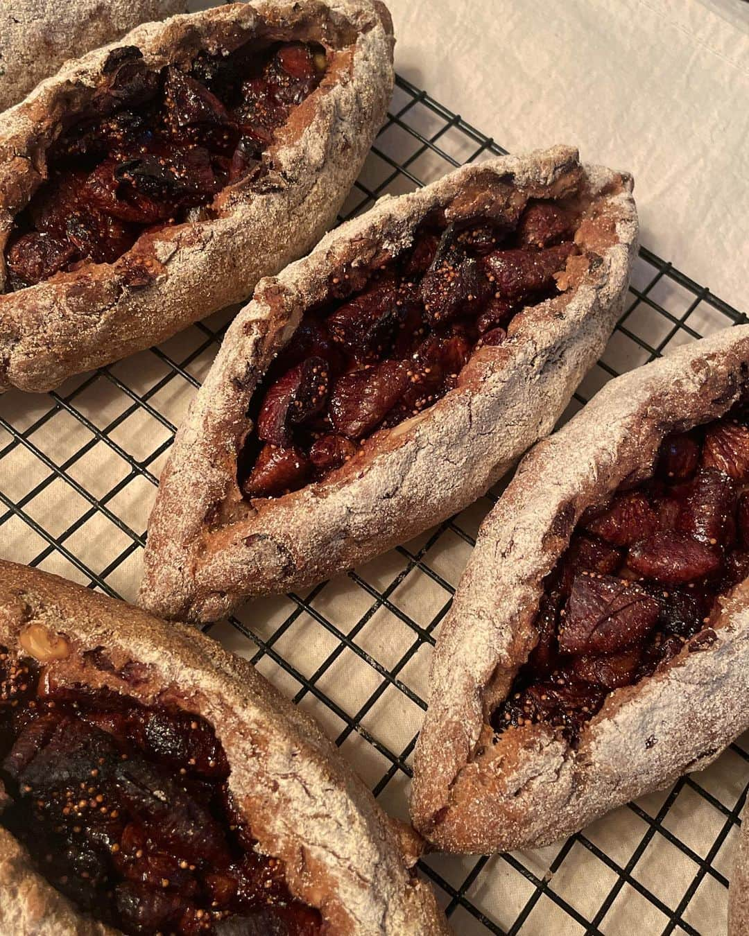 シン・セギョンさんのインスタグラム写真 - (シン・セギョンInstagram)「무화과 호밀빵/ 소금빵🥐🥖🍞」7月24日 20時17分 - sjkuksee