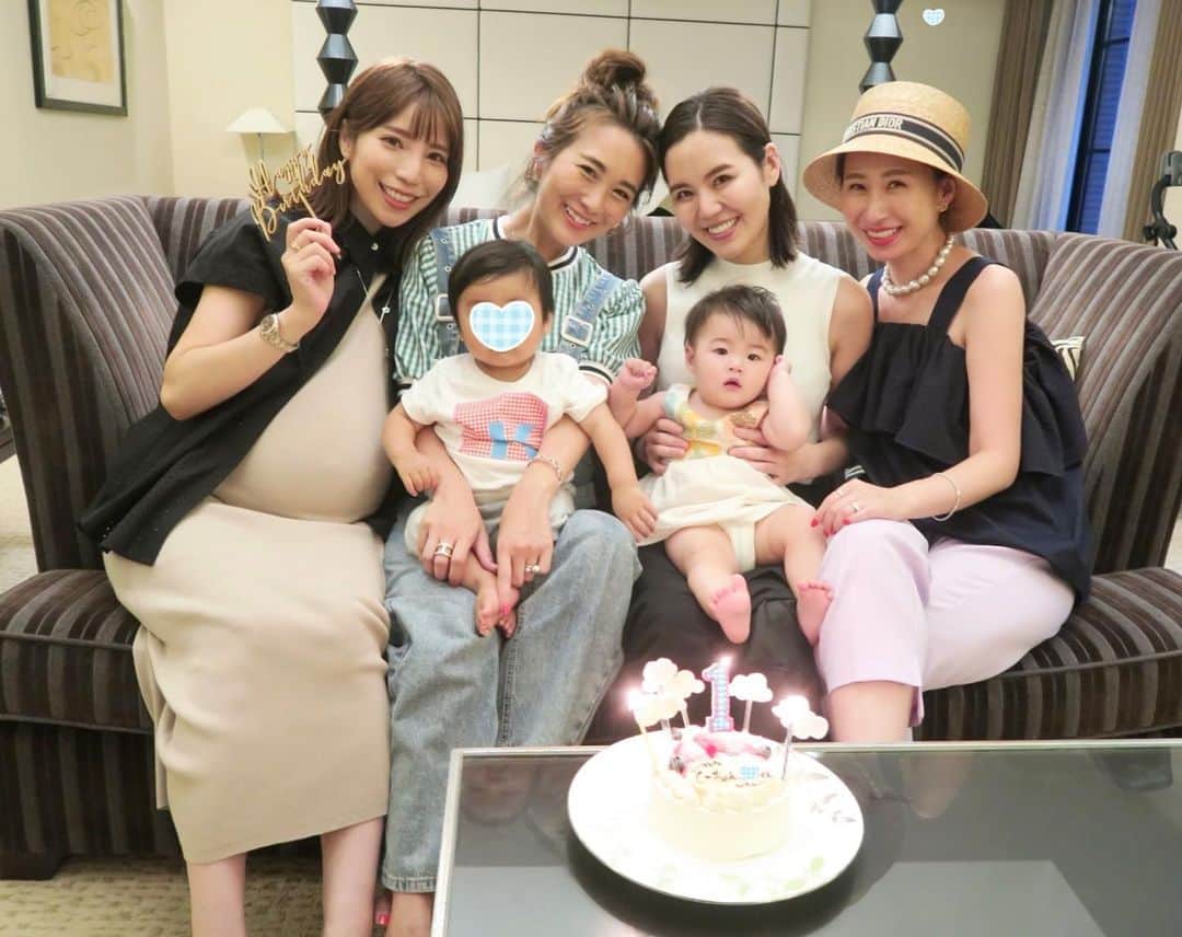 Mai Wakimizuのインスタグラム：「とんとん拍子で決まった今回の京都プチ旅行＼(^o^)／スペシャルメンバーで集合出来ました♡(リーダーayuちゃんと子連れ&妊婦)夜はお部屋でしーちゃんのお誕生日をサプライズする予定が、まさかの息子のお誕生日まで考えてくれてた（；＿；）全く気付かなかった！ケーキには @sugarposyのピック付き！(3枚目)たまたまこの日着てた息子のLINKABLEのTシャツと、ピエロトップスをイメージしてくれたそうで愛感じるやんか。しーちゃんもお誕生日なのに完全に息子が主役のケーキでした♡笑 自分のお誕生日をお祝いしてもらうよりも嬉しい！幸せだな♡ #女子旅#1歳男の子#男の子ママ」