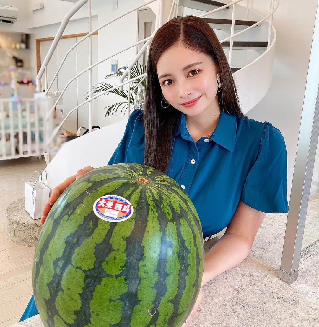 得あゆさんのインスタグラム写真 - (得あゆInstagram)「全部スイカジュース🍉🥤にして飲んだ。 #大栄スイカ  20kgくらいあったよ？🍉  ・ ・ ・ ・ ・ ・ ・ ・ ・ ・ #スイカ#西瓜#スイカジュース#スイカスムージー#スムージー#アイス#アイスクリーム#おうち#おうちごはん#おうちカフェ#おうち時間#でかい#甘い#フルーツ#手作りおやつ#朝ごはん#インスタ映え#カメラ女子#大人女子#ヘルシー#産後ダイエット#子育てママ#ママファッション#アレンジレシピ#赤ちゃんのいる生活#夫婦生活#suica#smoothie#juice」7月24日 20時42分 - tokuayu819