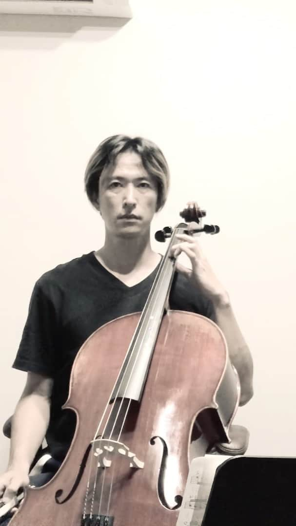 秋山真太郎のインスタグラム：「348日目✨Day348✨ If a 38-year-old man who can't read musical score suddenly starts playing the cello🎻  #チェロ#cello#첼로#클래식#初恋」