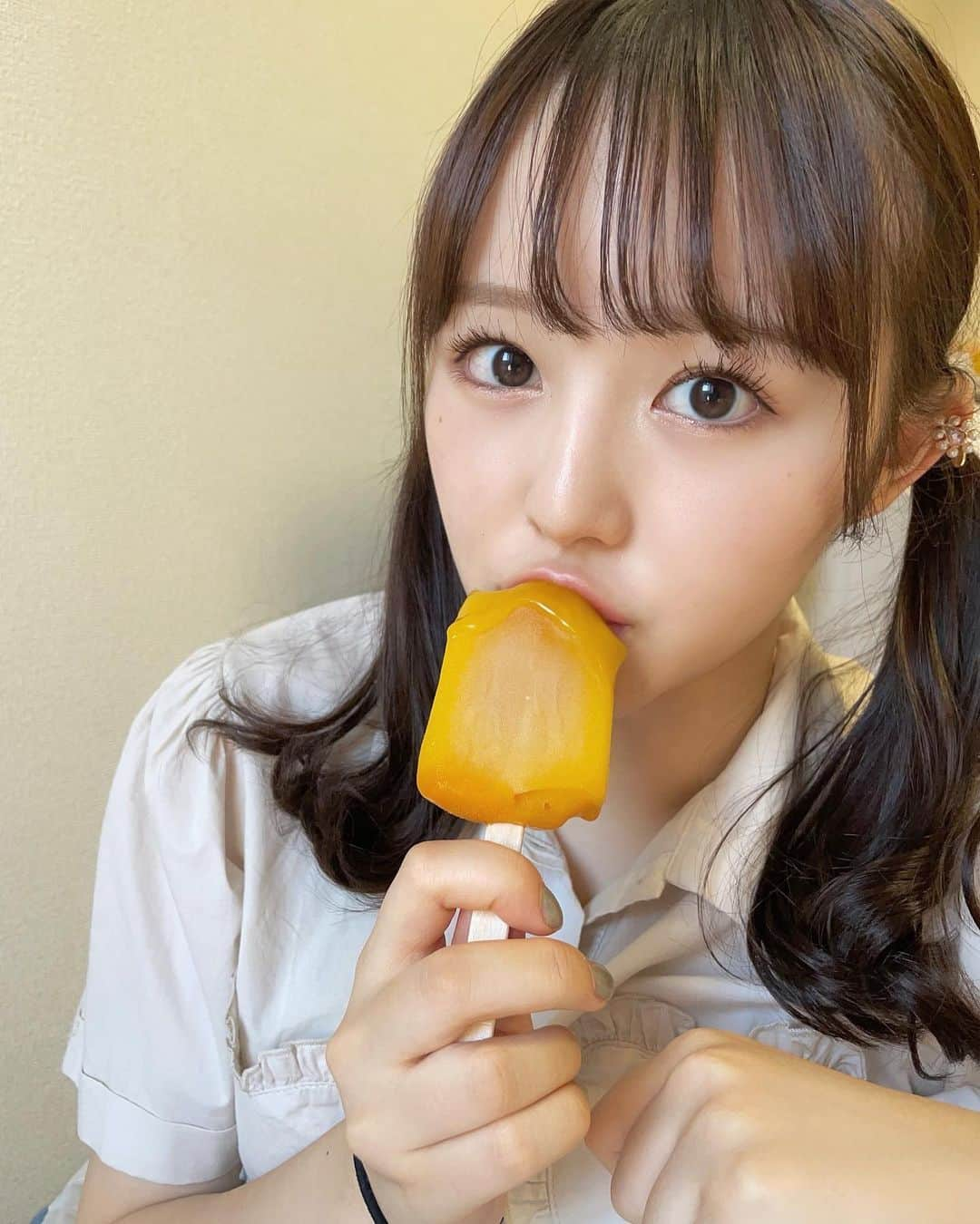 伊藤小春さんのインスタグラム写真 - (伊藤小春Instagram)「・ 暑い〜〜！🍨 ⁡ ⁡ 今日1リットル水飲んだけど 3リットル分は汗かきましたね ⁡ ⁡ まるで完熟マンゴーアイス美味しい！ これの完熟メロンも美味しい🍈 ⁡ ⁡ ⁡ #アイス　 #まるで完熟マンゴー #まるで完熟メロン」7月24日 20時47分 - koharu_ito_