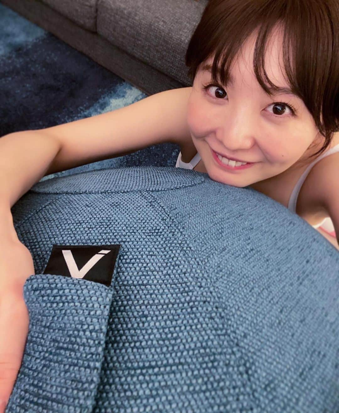 おのののかのインスタグラム：「＊ 最近お腹も大きくなってきて、筋膜ローラーやるの辛くなってきたので、バランスボールに座りながらゆるーく運動したりストレッチしたりしています✨  持ち手も付いてて掃除のときも楽だし、カバー洗えるし、リビングに置いてても違和感なくてお気に入りです🥺❤️  赤ちゃん抱っこしながら座ってポヨポヨすると寝かしつけにも良いみたい👶🏻💤  良い買い物した🥰笑」