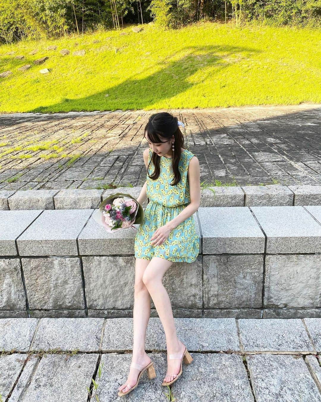 田中美有さんのインスタグラム写真 - (田中美有Instagram)「お久しぶりです🌱 ゆるゆると投稿を再開したいと思います！！ よかったら見てください🕊🤍  久しぶりに会った友達から可愛い花束を頂いたので記念の写真✌🏻✨  #ハーフアップ #ハーフアップアレンジ #クリアサンダル #夏ワンピース  #花束  #花束プレゼント」7月24日 21時23分 - miyutanaka_06