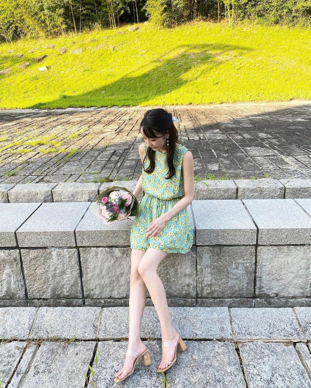 田中美有のインスタグラム：「お久しぶりです🌱 ゆるゆると投稿を再開したいと思います！！ よかったら見てください🕊🤍  久しぶりに会った友達から可愛い花束を頂いたので記念の写真✌🏻✨  #ハーフアップ #ハーフアップアレンジ #クリアサンダル #夏ワンピース  #花束  #花束プレゼント」