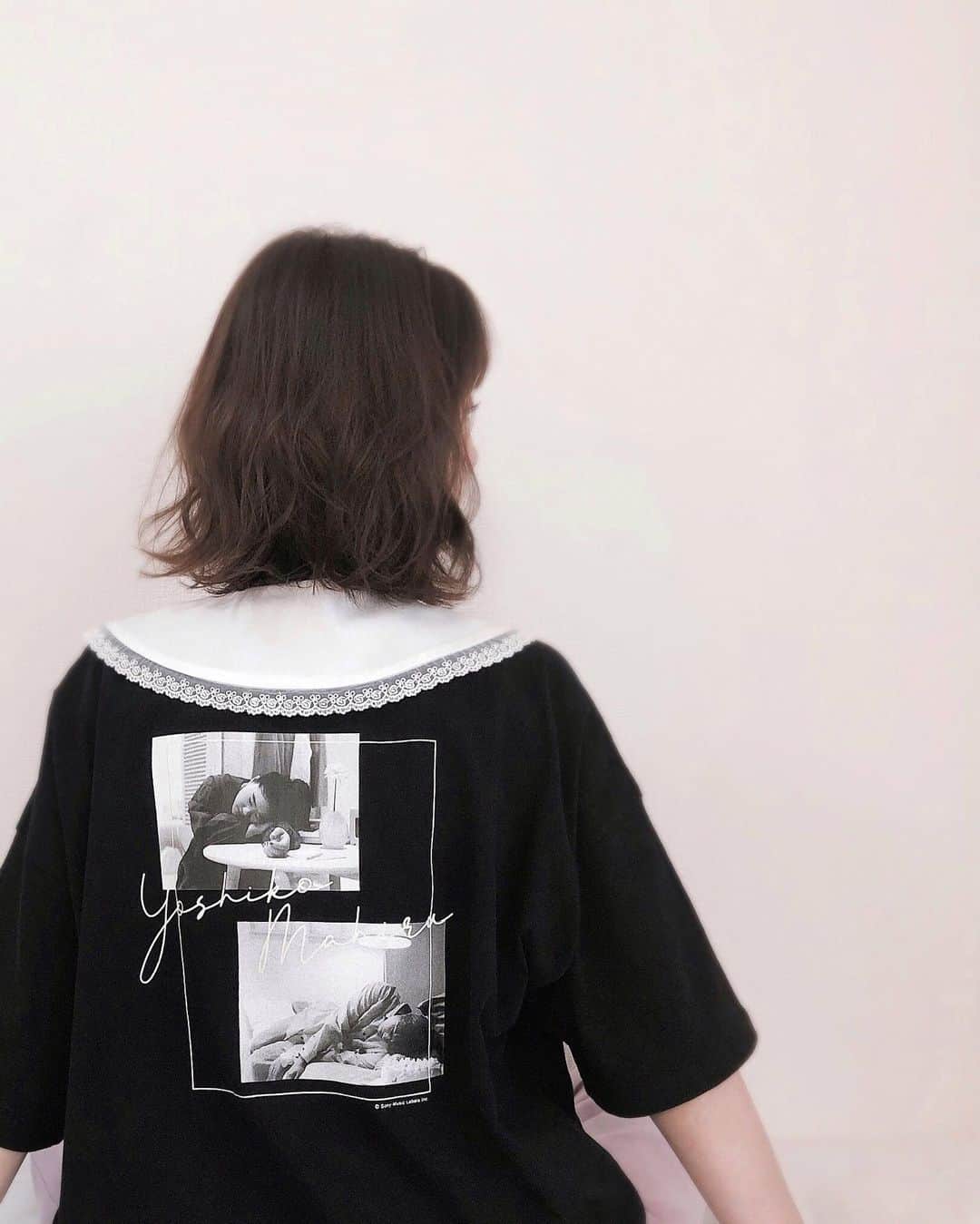 杉枝真結のインスタグラム：「☺︎ @ropepicnic_official の沢山ある付け衿の中から レースをセレクトして、甘めコーデに👻💞 カジュアルなTシャツにも合う優れもの！ 元々付け衿大好き人間なので👏 今季、かなり流行ってて… 素直に嬉しい。(私、誰だ。w) - 実は… お笑い芸人 #ガンバレルーヤ #Tシャツ 👭❤️‍🔥 皆さん、お気付きになりましたか🥳？(笑) 背中にはお二人の写真がオシャレにプリントされていて 今トレンドのゆったりシルエット！！ インアウトどちらでも楽しめるのと どんなボトムスとも相性が良い印象🌈✨ - 7/21よりECでの先行予約スタート👚で 店頭では7/27より販売が始まるそうです！ 7/26にコラボインスタライブも実施予定らしいので 一緒に楽しみましょうーーーっ🤩👏 - #GDM51310 #GIZ51600 #着回し #Tシャツコーデ #コラボTシャツ #ロペピクニック #ropepicnic #pr」