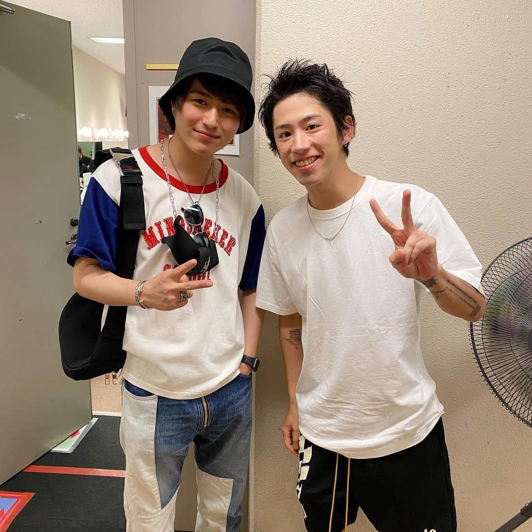 竹中雄大さんのインスタグラム写真 - (竹中雄大Instagram)「約2年ぶりにONE OK ROCKのライブへ。 思うこと、書きたいことがあり過ぎて 全然まとまらないので一言だけ。 次元違うくらいかっこよすぎて、 やっぱりいつまでも俺のヒーローです。 Takaさん、ありがとうございました！！ 俺ももっともっと頑張ります！！  #novelbright #竹中雄大  #oneokrock #ワンオク #taka さん #musicblood  #観てくれてたらしく #めちゃめちゃ嬉しかった  #超絶刺激もらえた #Takaさんに貰った #サングラス  #付けて行った #笑」7月24日 21時38分 - yudai_vo