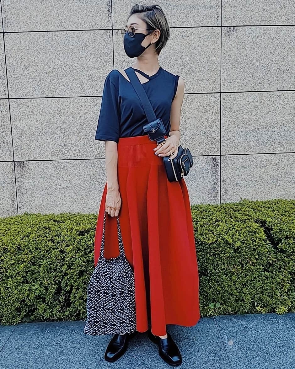 山田優さんのインスタグラム写真 - (山田優Instagram)「#outfit  毎日暑いけど、、、  赤いふんわりスカートで気分を上げて❤️  #skirt @cfcl_official  #tshirt  @maisonmargiela   #bag  @louisvuitton   #shoes  @jilsander」7月24日 21時47分 - yu_yamada_