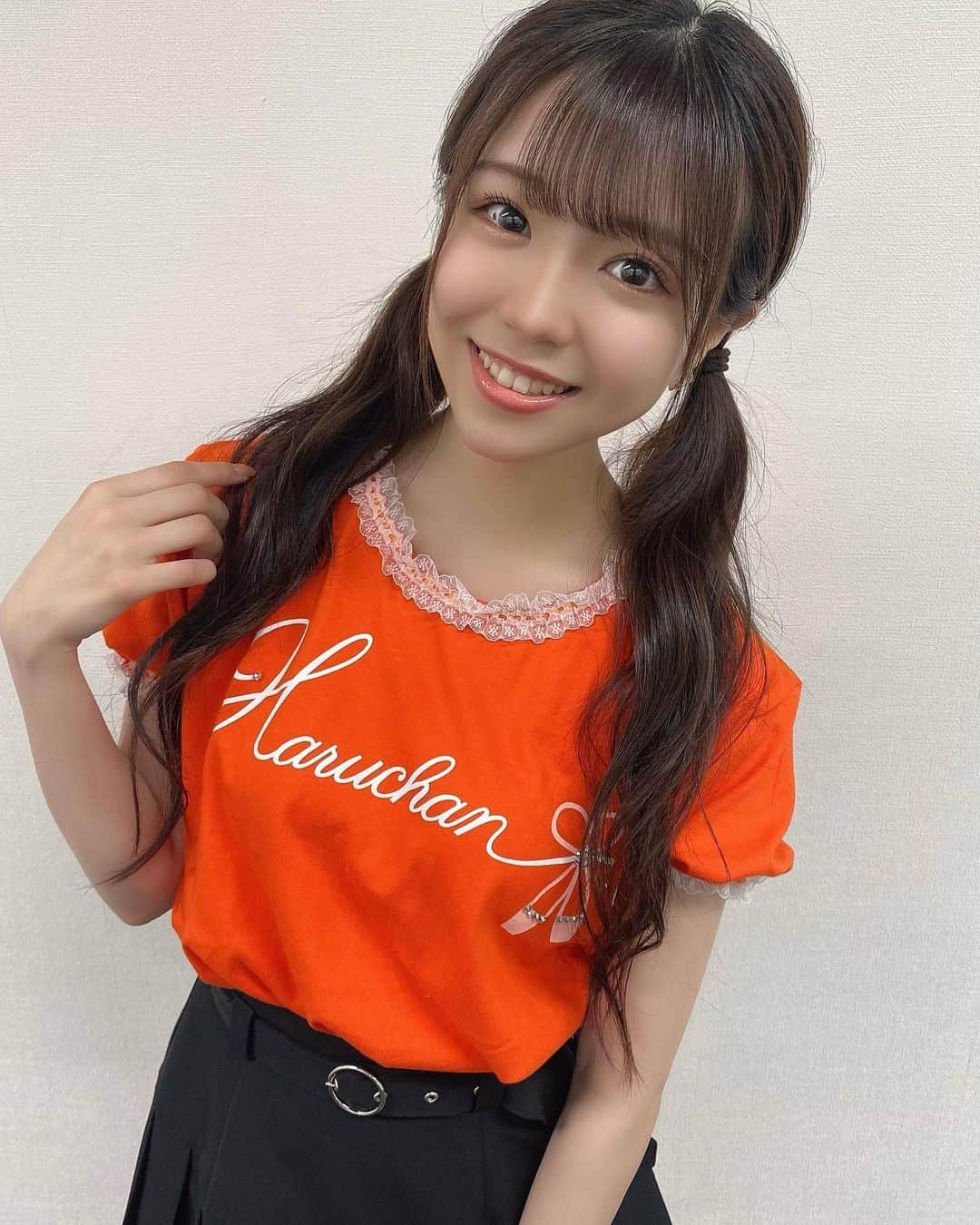 貞野遥香さんのインスタグラム写真 - (貞野遥香Instagram)「☆ 「「オレンジ系はるちゃん🍊」」 ⁡ ⁡ ⁡ ⁡ #オンラインお話し会 ⁡ 今日も今日とて はるかルームデートありがとうございました♡ ⁡ ⁡ ⁡ ⁡ 今日は1日中19歳はるちゃん生誕Tシャツでした♪ ⁡ ⁡ お揃いで着てくださってた方はもちろん！ ⁡ まだ届いてなくて💦以前の生誕Tシャツを着てくださってた方や急遽オレンジ色のお洋服を着てくださった方も！！！ ⁡ めちゃめちゃ嬉しかったです😭🧡🧡 ⁡ ⁡ ⁡ ちなみに髪型はいくつか変えてみた😎✌🏻 ⁡ なにが一番好きかな〜？？♡ ⁡ ⁡ ⁡ ⁡ (コメント返しはおやすみです、ごめんね🥺💦) ⁡ ⁡ #コーディネート #ファッション #カラーコーデ #オレンジ #スカート #ANDGEEBEE #アンジービー #ZARA #ストレートヘア #ロングヘア #NMB48 #アイドル ⁡」7月24日 21時47分 - _haruka_sadano06