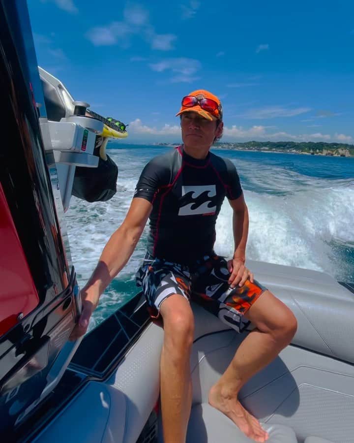 マイケル富岡のインスタグラム：「ready to surf? #nature #ocean #surfing #wakesurfing #actor #actorslife #shooting #centurion #ウェイクサーフィン #サーフィン #マイケル富岡 #俳優 #タレント #撮影 #海 #ビーチ #generalamericanhome #usa #california #losangeles #malibu #surfershouse #beachhouse #resort #love #mybaby #愛犬 #愛犬家 #ronherman」
