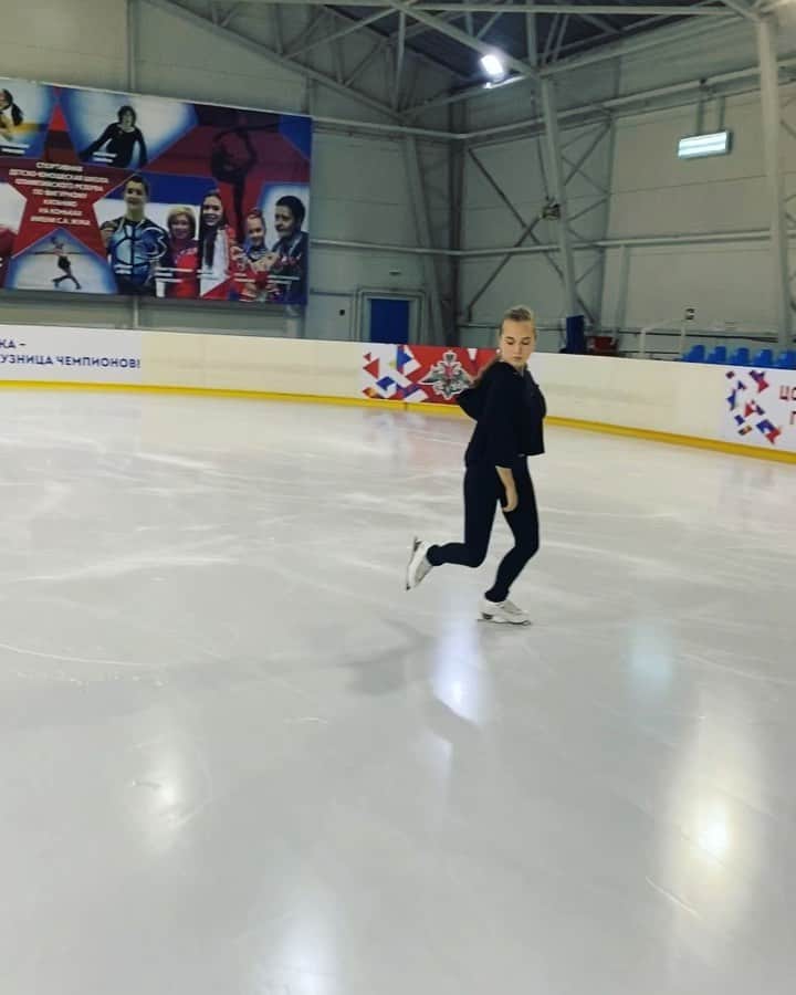 エレーナ・ラジオノワのインスタグラム：「Музыка и лёд- мое любимое сочетание 💙🎶🧊」