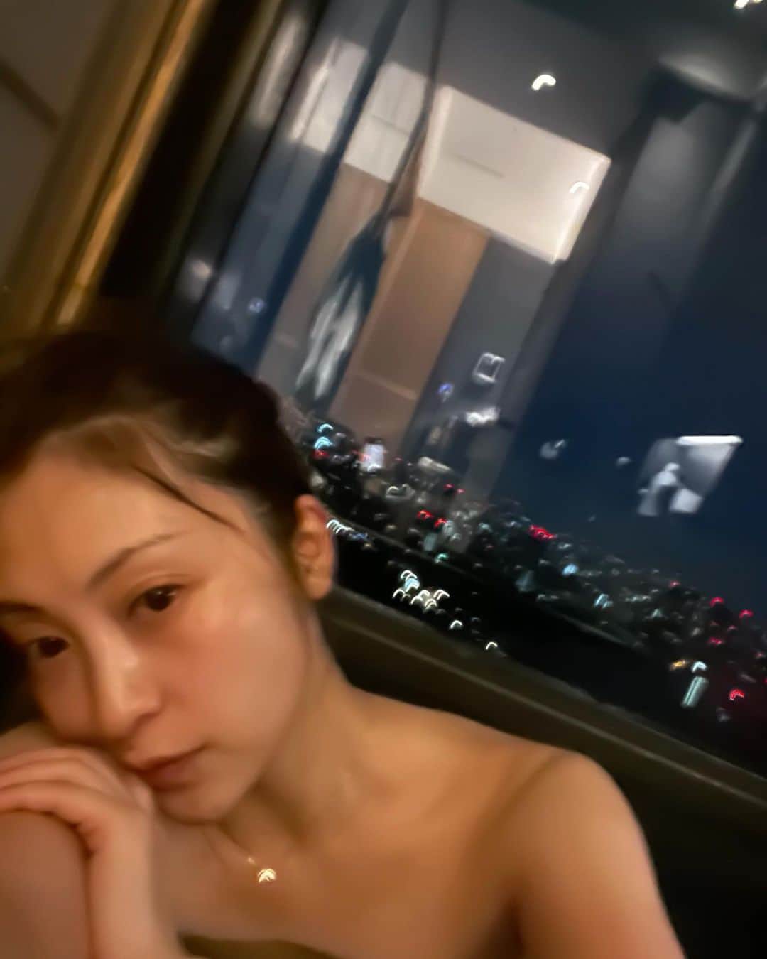 辰巳奈都子さんのインスタグラム写真 - (辰巳奈都子Instagram)「酔っちゃった〜。  こちらもカメラマンは @saebi✩⡱  最後までスワイプしたら、透け透けのお風呂🛁 夜景独り占めした🌃  このあと、 @saebi も一緒に混浴した😘😘  Please swipe💓 Finally,You can see the pic of night view bath in Tokyo  终于可以看到东京夜景浴的图了。  #aman#tokyo#amantokyo#pool#poolside #view#room#viewbath#bath」7月24日 22時23分 - tatsumi_natsuko