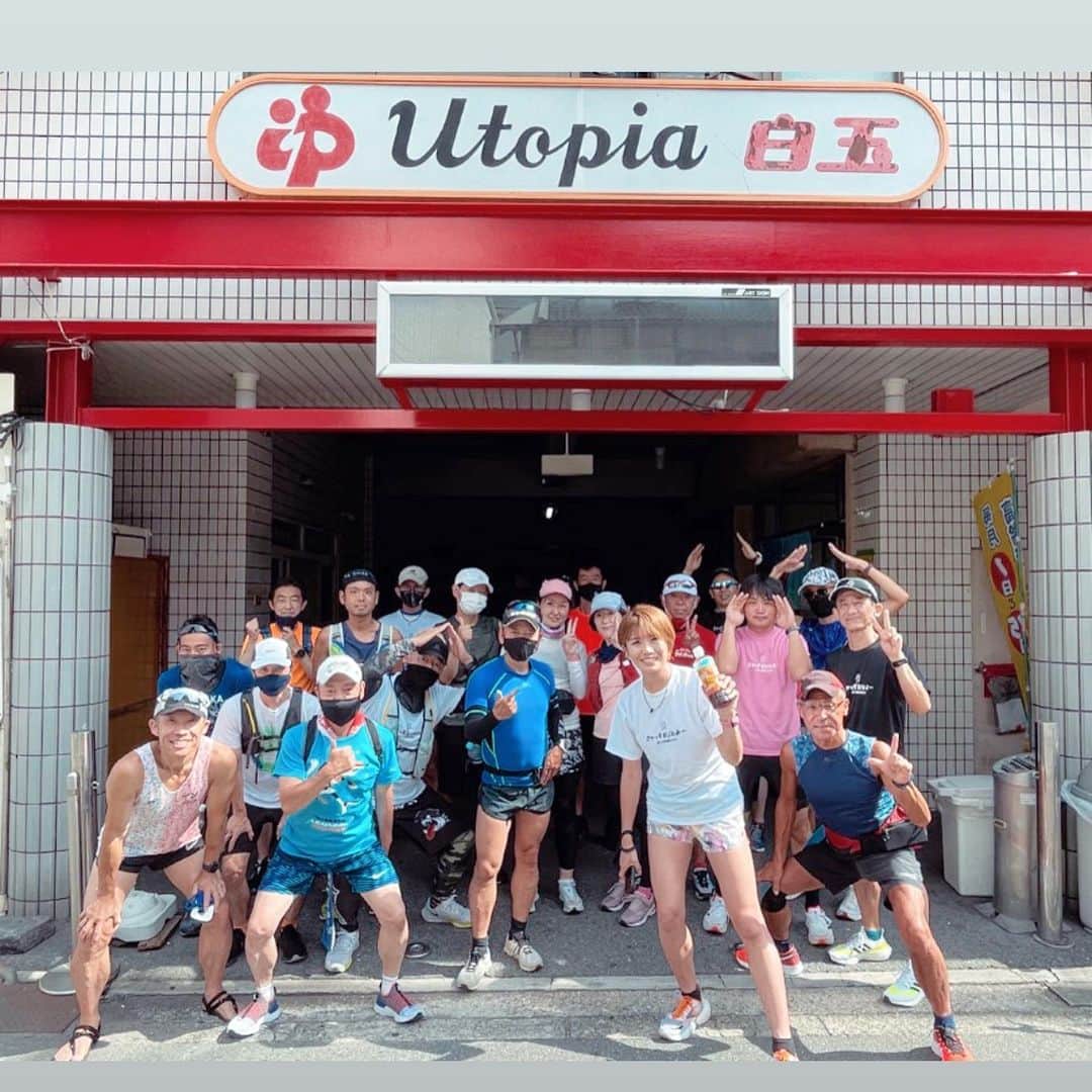 きゃっするひとみーさんのインスタグラム写真 - (きゃっするひとみーInstagram)「@utopia_shiratama_onsen  京橋のユートピア白玉温泉と初めてのコラボ企画😎✨✨  走って❤️お風呂して😎ビールで乾杯✨✨✨✨  もともと3月に企画してたんですがわたしのぎっくり腰で中止にさせていただいてた企画なんです🥲 もうすっかり夏になってしまいましたが、満員御礼で使えることができました🥲  ありがとうございます😭✨  ユートピア白玉温泉もランイベントは初めてで。わたしがここでやりたい！！って思ったのは、ランニング始めた時にランステとして使える温泉があるって初めて知ったのが白玉温泉やったんです✨☺️ 当時、まだまだたまにしか子供を預けて走ることができなかった時、白玉温泉に荷物を預け、大阪城を走り、お風呂に入ってかは白玉温泉でビールを一杯飲み。笑 そのあと京橋の立ち飲みにいく！というのがすごく息抜きでした☺️✨✨  あの楽しさを皆さんにも知ってもらいたいなー。。と思ってる時に 3代目の甲子園ボーイ北出くんと繋がり✨今回のイベントに繋がりました☺️  今回のランコースは、　#大阪七坂　をめぐるラン✨ 白玉温泉からやと片道7キロと少し遠いのですが、美味しいビールを飲むために😎笑 暑い中皆さんで楽しみました✨✨  帰りはYouTube撮影中の森脇健児さんに遭遇する奇跡😭✨ 見た目でランナーのタイムを当てられる！という企画で参加者の皆様当ててもらってて楽しかったー☺️  大阪城クイズも楽しんでもらえたので、次回は復活！大阪人の知らない大阪城✖️ユートピア白玉温泉にしようかな😍❤️  また皆様のご参加お待ちしてますね✨✨☺️  9月12日は、関ケ原のランイベントあります☺️✨✨」7月24日 22時32分 - takaxjumppp