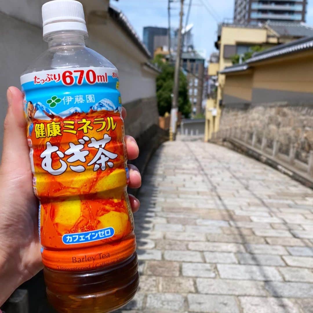 きゃっするひとみーさんのインスタグラム写真 - (きゃっするひとみーInstagram)「@utopia_shiratama_onsen  京橋のユートピア白玉温泉と初めてのコラボ企画😎✨✨  走って❤️お風呂して😎ビールで乾杯✨✨✨✨  もともと3月に企画してたんですがわたしのぎっくり腰で中止にさせていただいてた企画なんです🥲 もうすっかり夏になってしまいましたが、満員御礼で使えることができました🥲  ありがとうございます😭✨  ユートピア白玉温泉もランイベントは初めてで。わたしがここでやりたい！！って思ったのは、ランニング始めた時にランステとして使える温泉があるって初めて知ったのが白玉温泉やったんです✨☺️ 当時、まだまだたまにしか子供を預けて走ることができなかった時、白玉温泉に荷物を預け、大阪城を走り、お風呂に入ってかは白玉温泉でビールを一杯飲み。笑 そのあと京橋の立ち飲みにいく！というのがすごく息抜きでした☺️✨✨  あの楽しさを皆さんにも知ってもらいたいなー。。と思ってる時に 3代目の甲子園ボーイ北出くんと繋がり✨今回のイベントに繋がりました☺️  今回のランコースは、　#大阪七坂　をめぐるラン✨ 白玉温泉からやと片道7キロと少し遠いのですが、美味しいビールを飲むために😎笑 暑い中皆さんで楽しみました✨✨  帰りはYouTube撮影中の森脇健児さんに遭遇する奇跡😭✨ 見た目でランナーのタイムを当てられる！という企画で参加者の皆様当ててもらってて楽しかったー☺️  大阪城クイズも楽しんでもらえたので、次回は復活！大阪人の知らない大阪城✖️ユートピア白玉温泉にしようかな😍❤️  また皆様のご参加お待ちしてますね✨✨☺️  9月12日は、関ケ原のランイベントあります☺️✨✨」7月24日 22時32分 - takaxjumppp