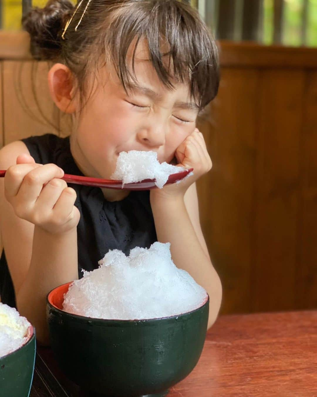 アレン明亜莉クレアさんのインスタグラム写真 - (アレン明亜莉クレアInstagram)「🍧 ・ かき氷を食べたよ〜 味は桃といちごミルクの2種類を頼みました☺️💓 ・ 暑かったので美味しい〜 ・ メアリーの顔は冷たーいじゃなく、 おいしーの顔です🤣 どちらに見えますか？？？ ・ ・ ・ #夏休み #かき氷 #6歳 #メアリーちゃん #子役 #モデル #アレン明亜莉クレア #いちごミルク #練乳」7月24日 23時22分 - mary.2015c