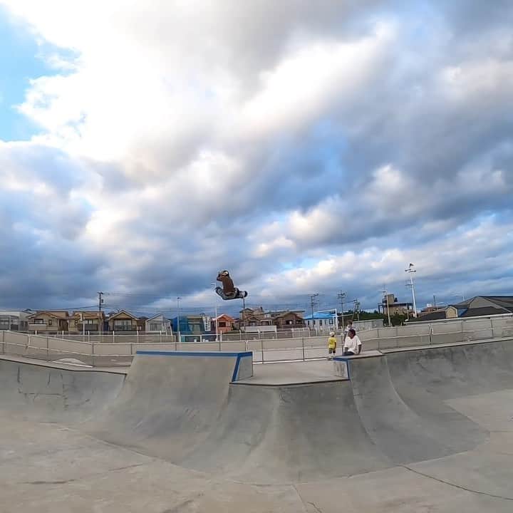 笹岡建介のインスタグラム：「🌊🛹🌊  @mktaxi.jp @dcshoes_japan @dorcus_tbs @bern_japan @stance_japan @skullcandyjapan @independenttrucks @chubusystem_official  #mktaxi#dcshoesjapan #dcshoes #skullcandyjapan #bells #gyms #independenttrucks #triforce_k #hi_5 #dorcus_tbs #6556skateboarding #divisio#fivecrossskatepark #showgekiskateboards #13mind#bern#bernjapan#make___#skate#skateboard #instagood #skatecrunch #skatecrunchmag #minirampsteez #湘南 #鵠沼#鵠沼海岸」