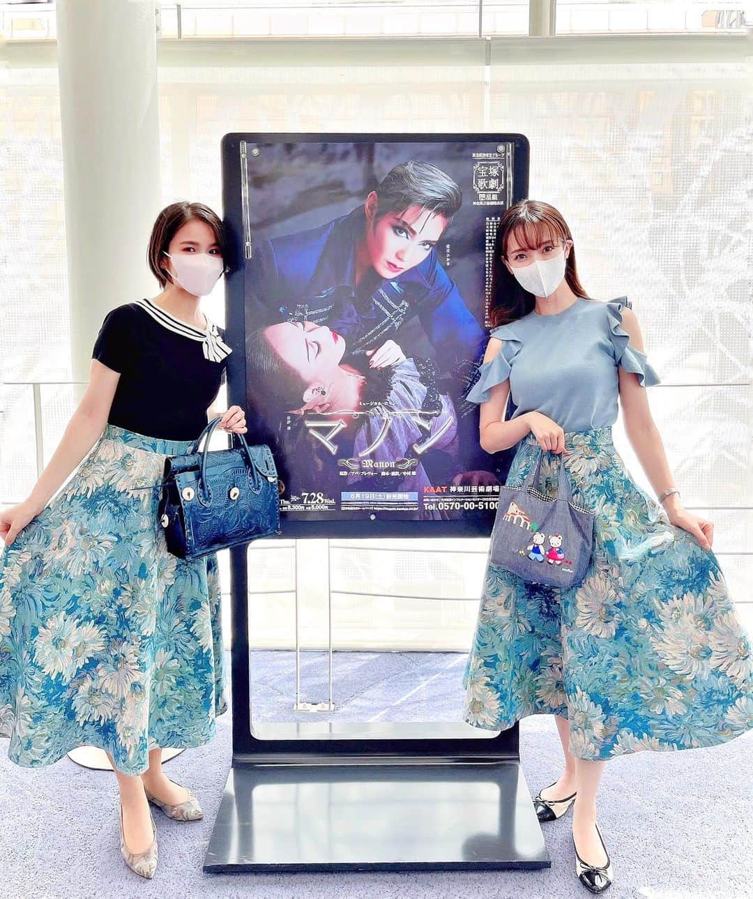 瀬戸早妃のインスタグラム：「星組公演『マノン』 大好きなしゃもちゃんと観劇♫  とても胸にくるシーンや言葉が多くて ひたすら感動でした…💙　  大好きな人とただ一緒に居たかった、 ただそれだけなのに人生と運命の歯車が…  マノンが最期に、 幸せだった…て言うシーンで涙が止まらなくなってしまった😢　  叶わないけど、もう一度観たい！と思える素晴らしい作品でした💙  愛ちゃんひたすら格好良かったです🕺✨ 輝きとオーラが本当に凄い😭💕  スカートはお気に入りの @montresorsaki 👗 打ち合わせなしで、しゃもちゃんとお揃いコーデになりました💙以心伝心…👩‍❤️‍👩  #星組公演 #星組 #マノン #愛月ひかる さん #有沙瞳 さん #KAAT #musical #宝塚 #宝塚歌劇団 #montrésor #観劇コーデ #おそろコーデ #リンクコーデ #組カラーコーデ #星組カラー」