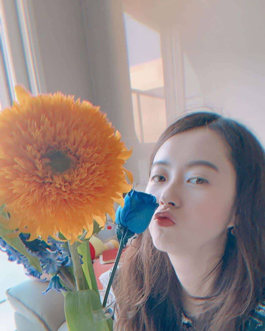 コ・アラさんのインスタグラム写真 - (コ・アラInstagram)「#꽃 사이로 🌹까꿍😆🌻#오랜만이에요 🌻🌼#코로나조심#더위조심 💙」7月24日 23時47分 - ara_go_0211