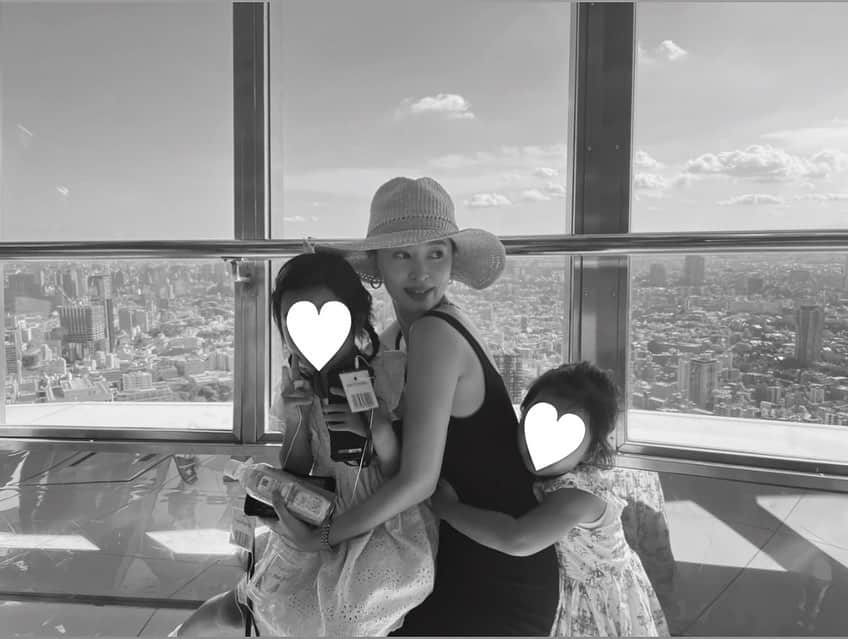 平大路えみのインスタグラム：「わたしの宝物のネコちゃんたち♥︎  今は無条件に、どんなわたしでも「ママ」を求めてくれるのだと思う。  でもいつか大人になって、 いろんなひとを見て、 いろんな経験をしたその時に、 ママ、だからじゃなくて、 人として好きって思われたいよ。  大人の女性になった娘たちと美味しいものを食べながら、大人な会話をする日をイメージしてはウキウキしてる🍷  そして、その頃には 幼少期の娘たちを思い出してなつかしく思うのか、って思ったらさみしくなって、泣きそうなる。  っていう流れを、しょっちゅうやっている。  情緒不安定なのかな。  そして、写真を見返して、 ここの地面がでこぼこ歪んだように見えるトリックアート的な地面だったことに気づく。」