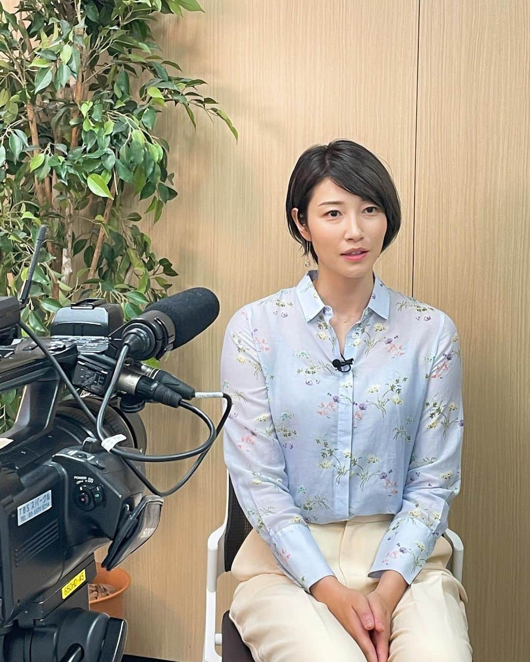 狩野舞子さんのインスタグラム写真 - (狩野舞子Instagram)「・ 昨日の『新・情報7daysニュースキャスター』インタビュー時の衣装💁‍♀️ ・ シャツ @tremezzo_womens @bagutta_shirts  パンツ @zara ・ 花柄ってなかなか着ないからレア💐 ・ #TBS #新情報7daysニュースキャスター」7月25日 10時27分 - kanochan715