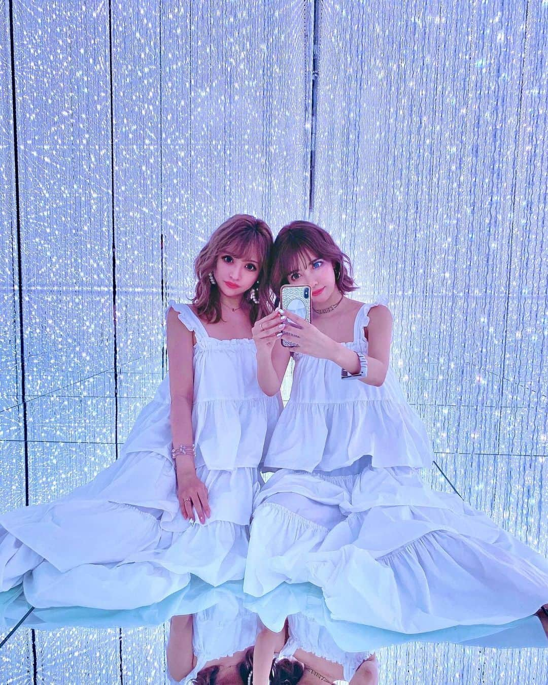 桜井莉菜さんのインスタグラム写真 - (桜井莉菜Instagram)「ちか @yoshikawachika1116 と【 @teamlab.planets 】 行ってきた🌸 ずっと行きたかったから 行けて嬉しい❤️ この空間可愛すぎる💐🥺💐 お洋服は、おそろの借りました😂  #チームラボ#チームラボ豊洲#花畑#双子コーデ」7月25日 10時30分 - rina__sakurai