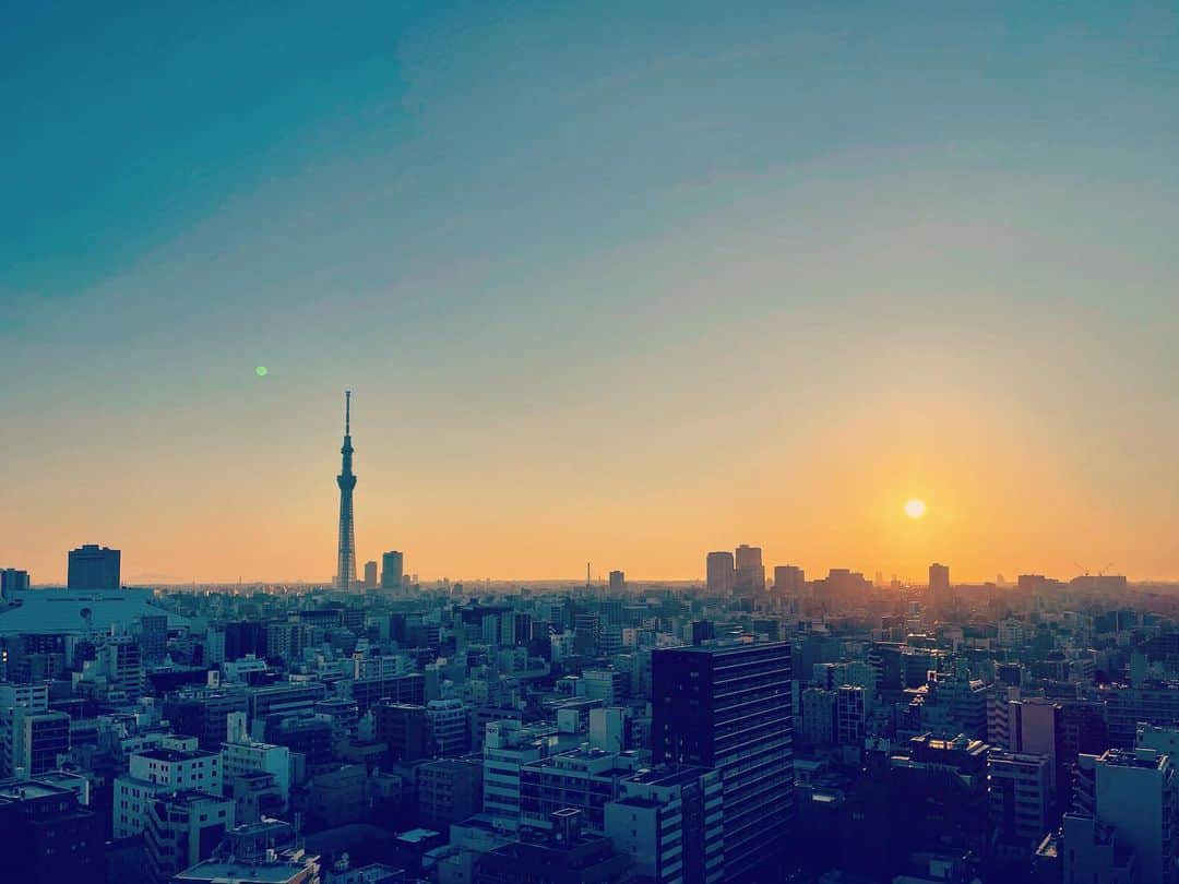 猫沢エミさんのインスタグラム写真 - (猫沢エミInstagram)「ここまで雲ひとつない、朝の東の空はめずらしいかもしれない。  おはよう。  おはようって言えて、とても幸せ。  #東京下町時間」7月25日 5時15分 - necozawaemi