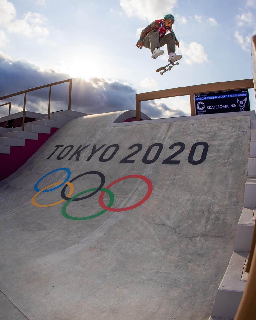 マニー・サンティアゴのインスタグラム：「First showing of 🛹 in the Olympics is today, Tune in and ENJOY! 💕🇵🇷 📺: NBC Check Your a local listings. SEMIS 5pm (PST) 8pm (EST) FINALS 8:30pm (PST) 11:30 (EST) 📸: @atibaphoto | @worldskatesb」