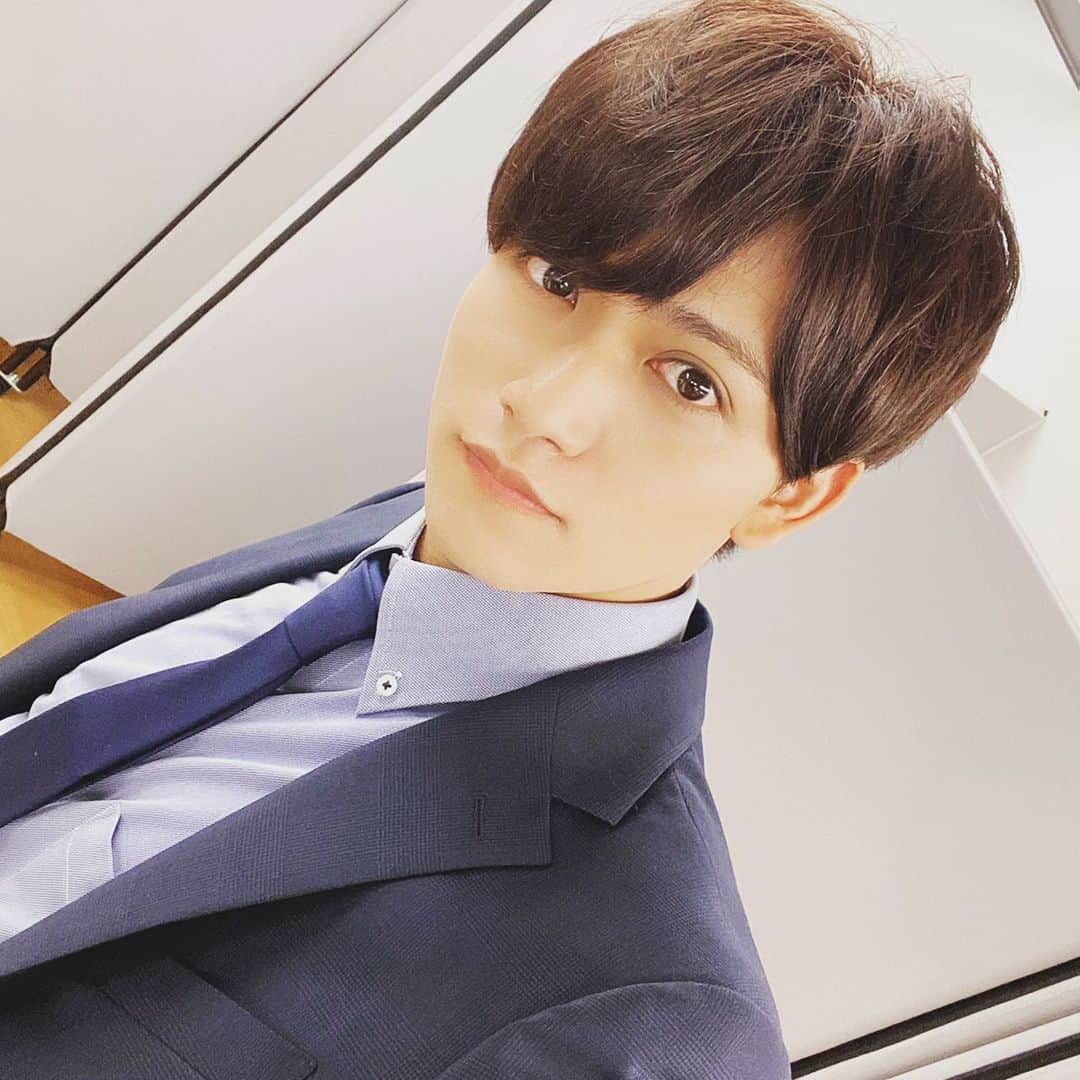 藤田富のインスタグラム：「お久しぶりです！ 今月の始めは久々の舞台出演でした。来てくれた方本当にありがとうございました‼️ そしてこの日の写真はとある撮影でした。2日間怒涛の撮影で頭フル回転でやりきりました。明らかに昔よりスーツがしっくりくるということでおじさんに近いてきてるかなと。イケおじ目指したいです👴🏼 そして暑い日が続いてますが、先日も「MEN’S KIREIMO」さんに行って来ました！もう毎日のように半ズボンなので、自慢のツルツル脛を丸出しです。「MEN’S KIREIMO」さんのおかげで最高に快適な夏を過ごせそうです。男性も女性もぜひ脱毛試してみてください。 ＠mens.kireimo_official #MENSKIREIMO #メンズキレイモ #メンズ脱毛 #脱毛 #KIREIMO #キレイモ」