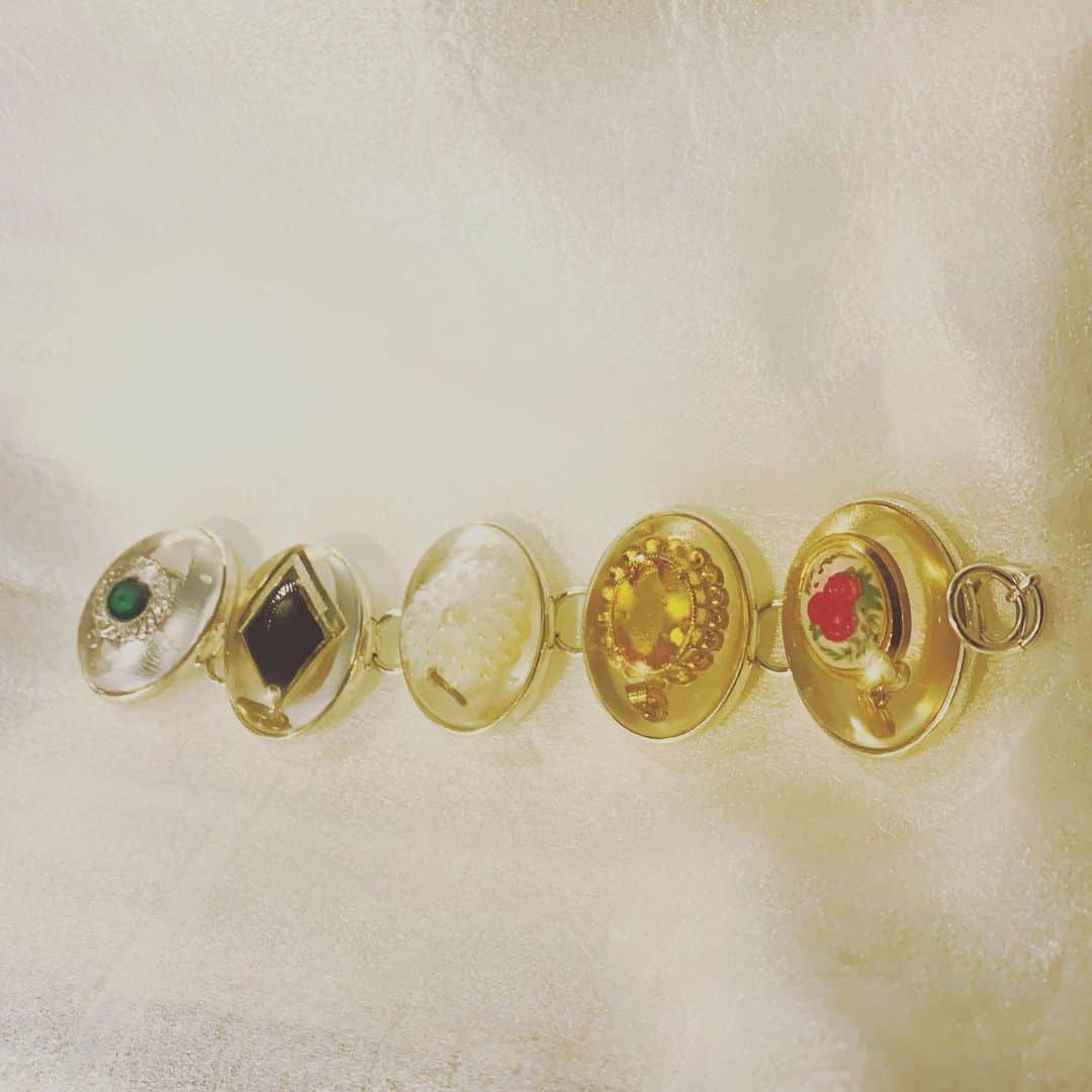 のインスタグラム：「🤍🤍🤍 @akikoisobe さんに作ってもらったブレスレット。可愛すぎる。」